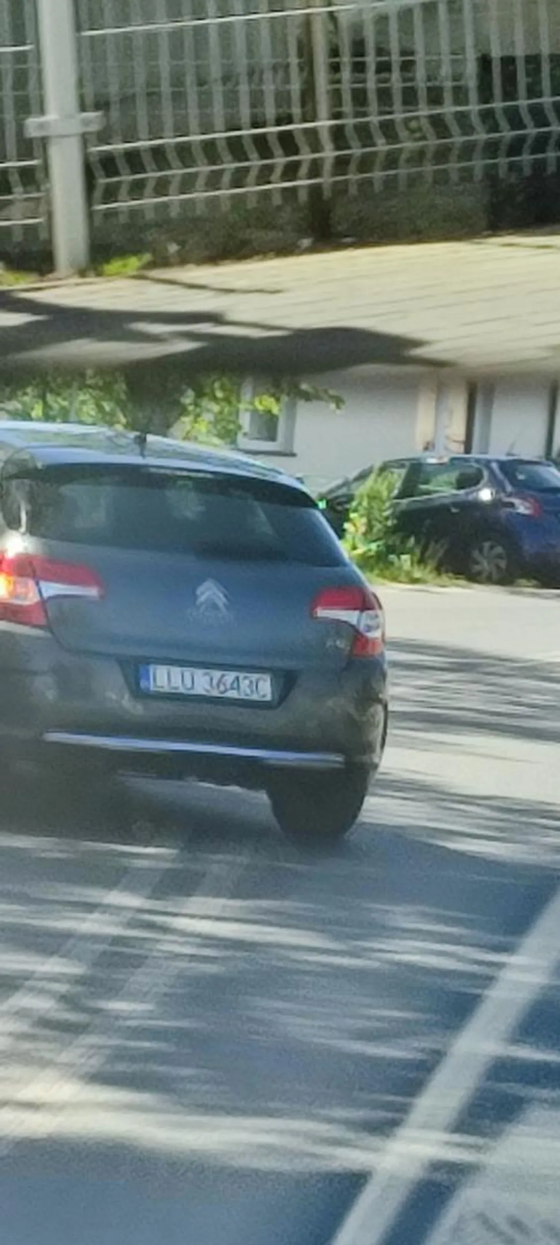 P***a nie kierowca, siedzi  na zderzaku dziad.. Nagranie zostawie na komendzie, ciesz sie mandatem