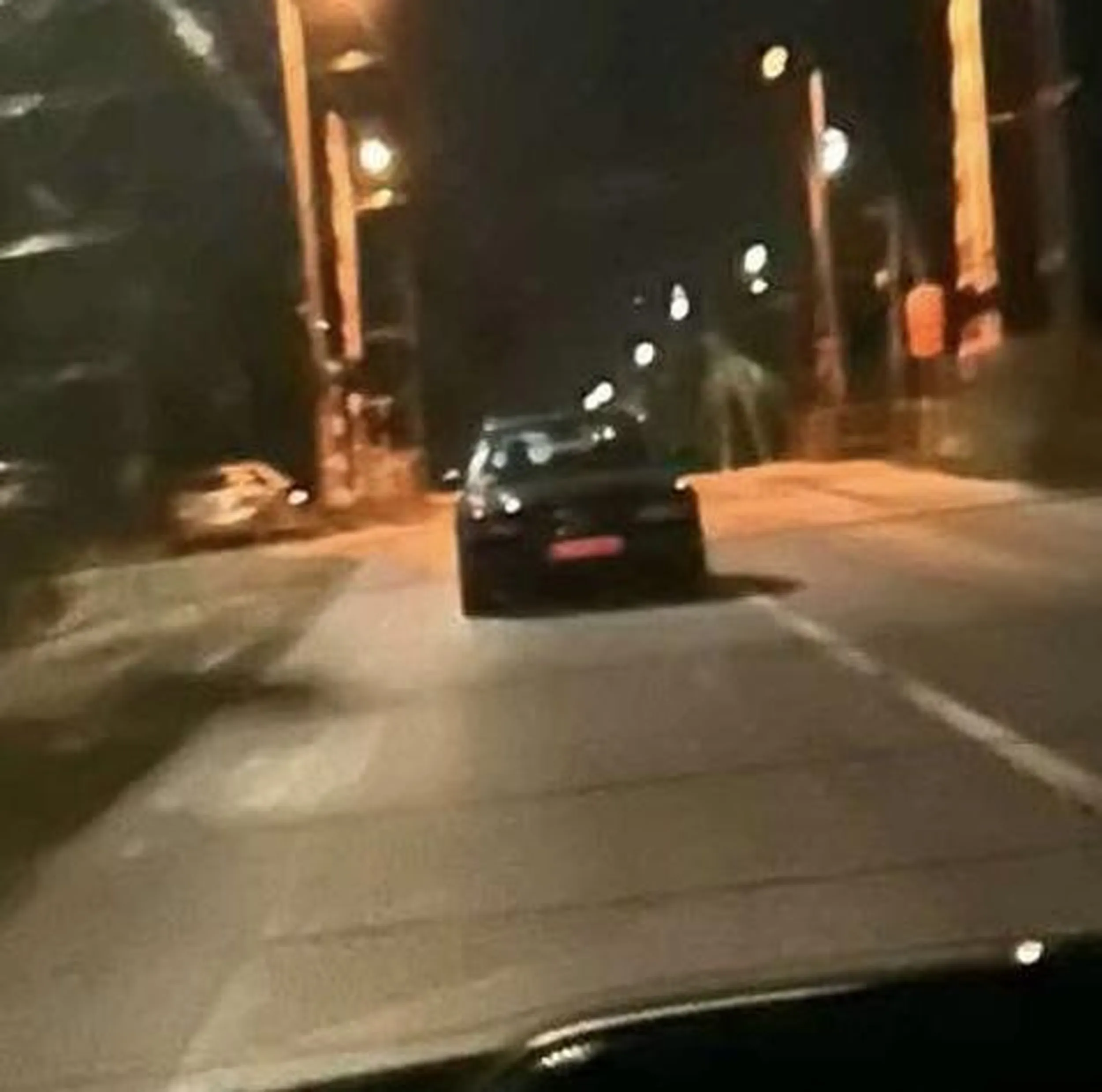 swietny kierowca wspaniale manewry wyprzedzania, szybka i plynna jazda niestety zapomnial wlaczyc swiatel