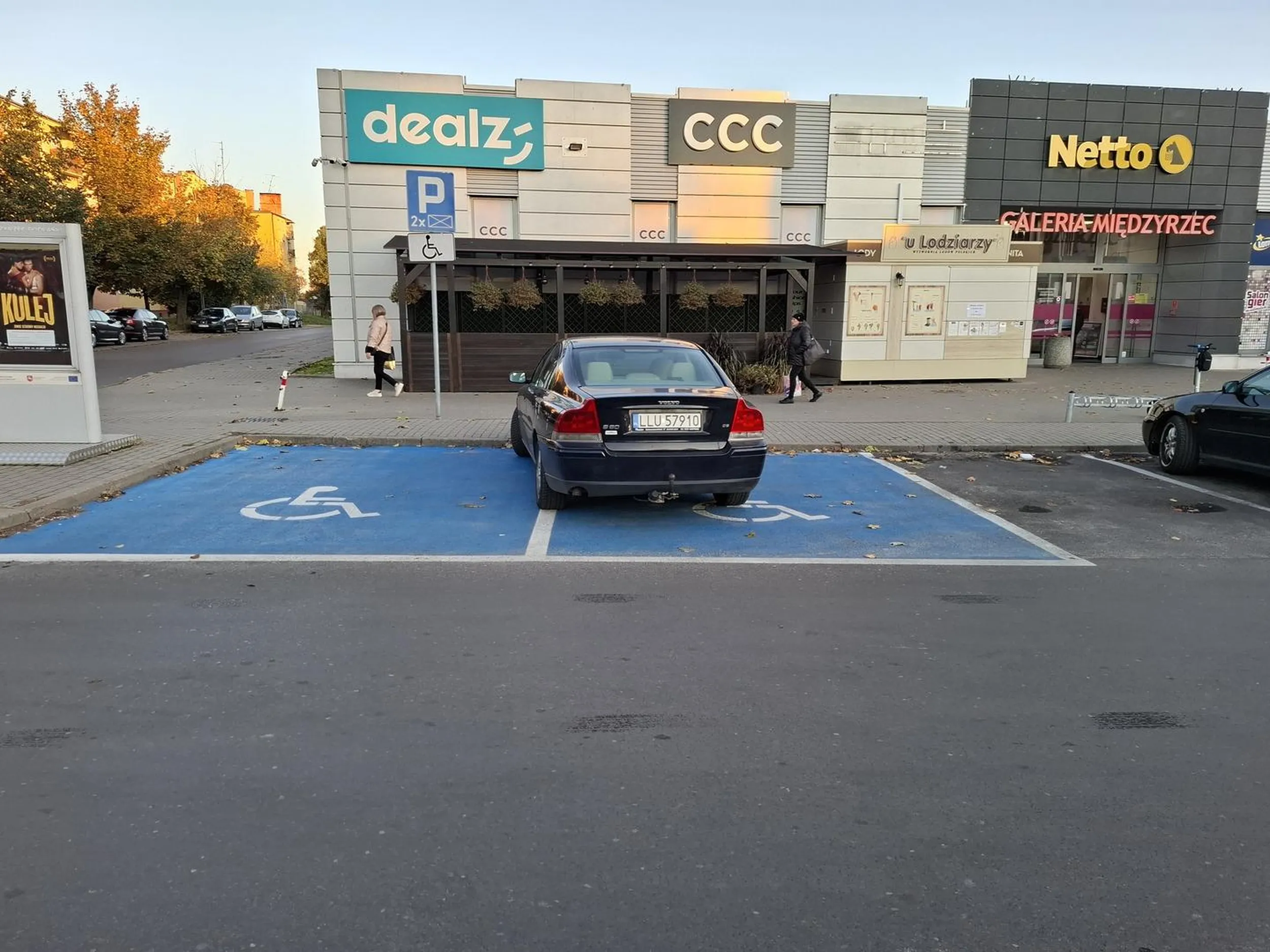 LLU czyli ludzie lekko upośledzeni ? Niepełnosprawny 2× tzn. na ciele i umyśle skoro zajął dwa miejsca? Za zajęcie jednego miejsca dla niepełnosprawnych bez upoważnienia jest 500 zł i 5 punktów to tutaj trzeba liczyć chyba razy dwa...