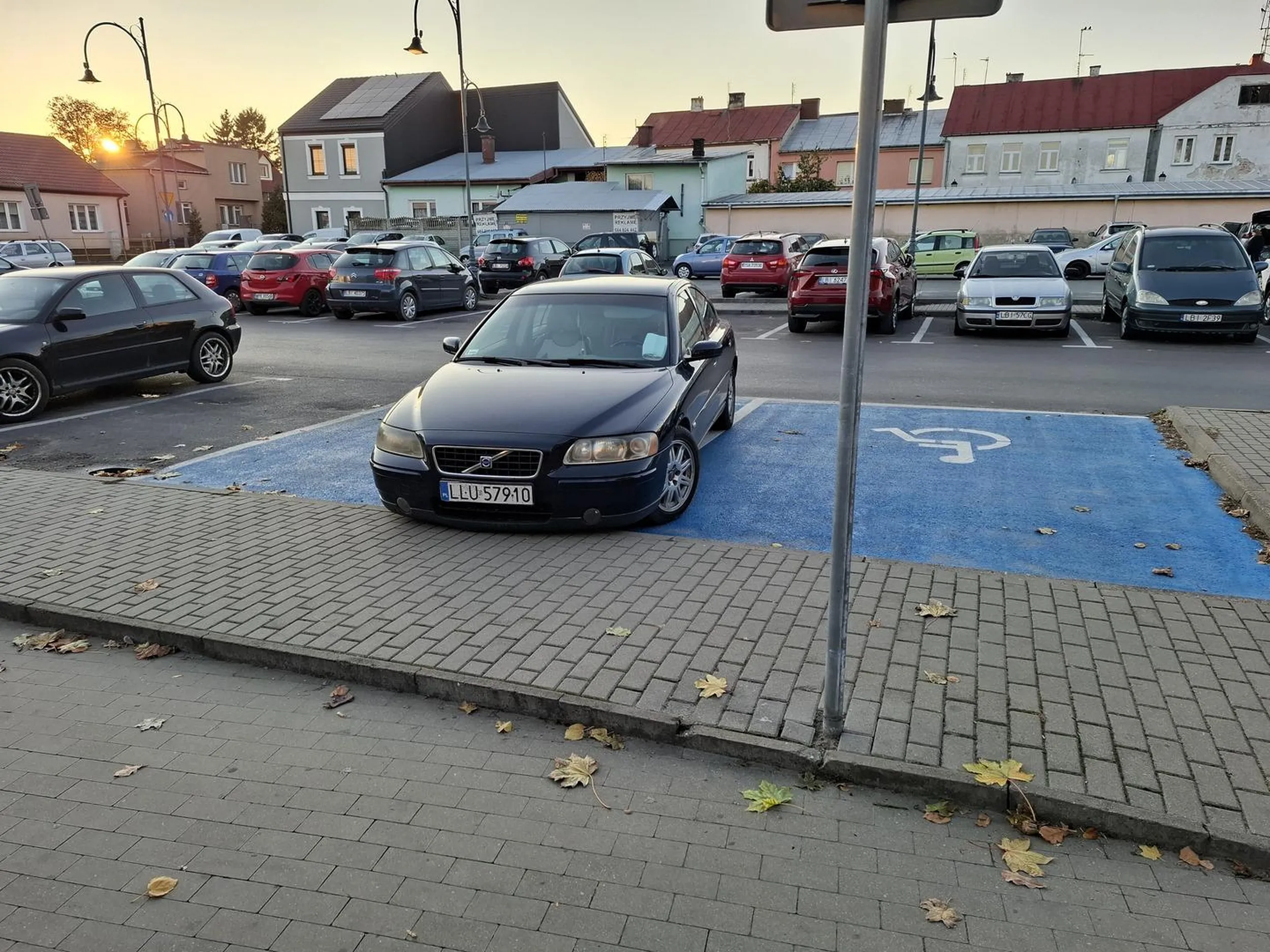 LLU czyli ludzie lekko upośledzeni ? Niepełnosprawny 2× tzn. na ciele i umyśle skoro zajął dwa miejsca? Za zajęcie jednego miejsca dla niepełnosprawnych bez upoważnienia jest 500 zł i 5 punktów to tutaj trzeba liczyć chyba razy dwa...