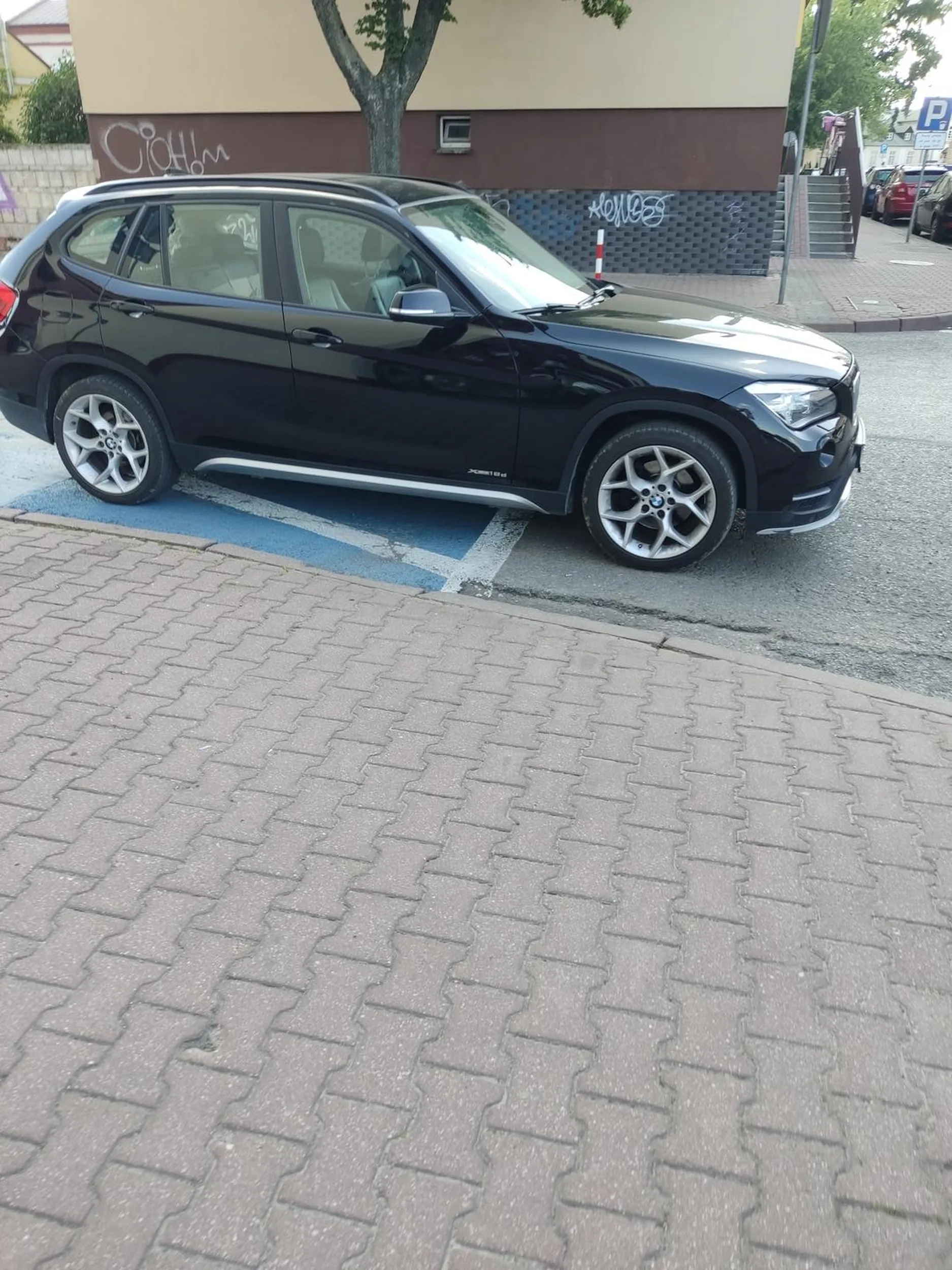 Kolejna taka sama sytuacja. Rozumiem że tusza swoje robi ale są miejsca parkingowe wolne obok.