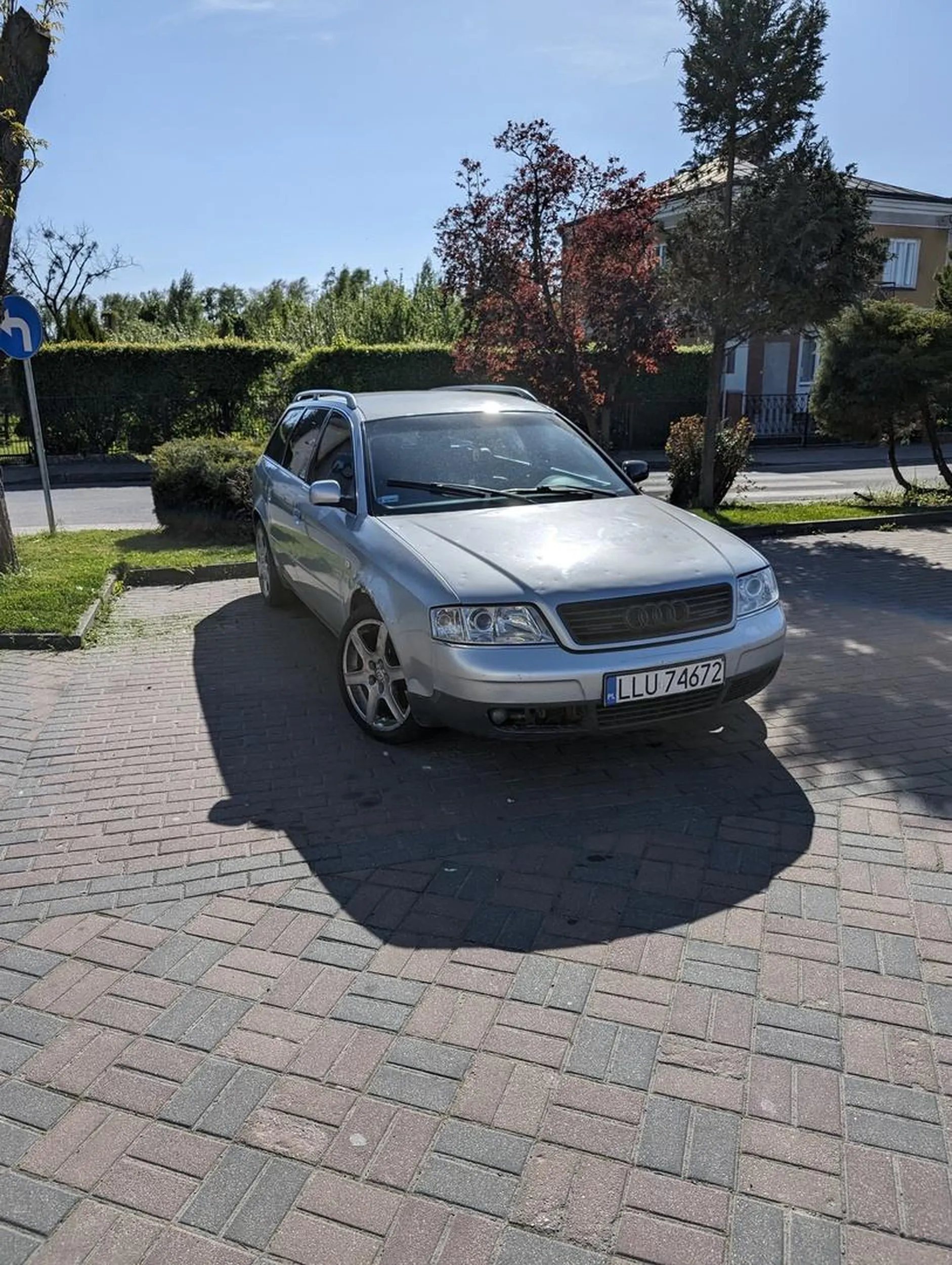 zabierz tego gruza z parkingu bo wszystko dookoła rdzewieje. To jest parking dla klientów banku a nie publiczny