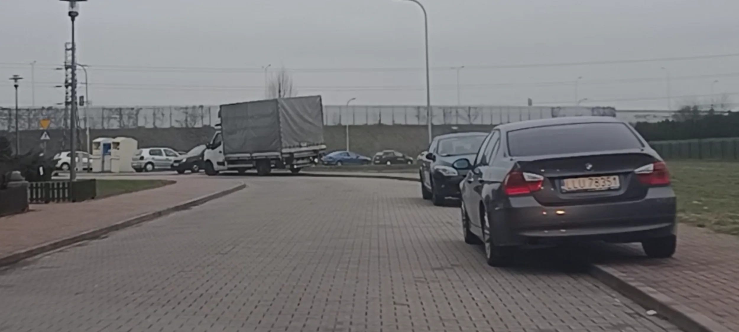 Parkowanie na ulicy i chodniku gdzie jest zakaz zatrzymywania się i postoju