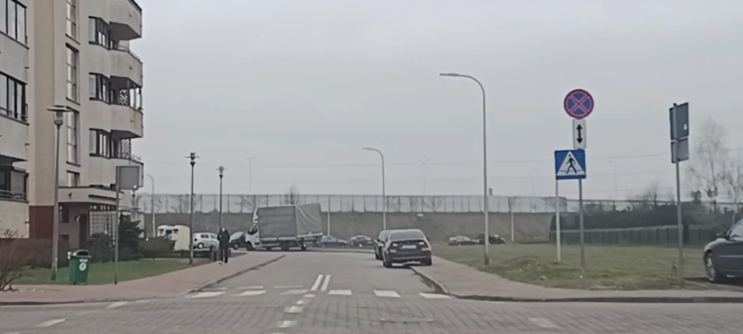 Parkowanie na ulicy i chodniku gdzie jest zakaz zatrzymywania się i postoju