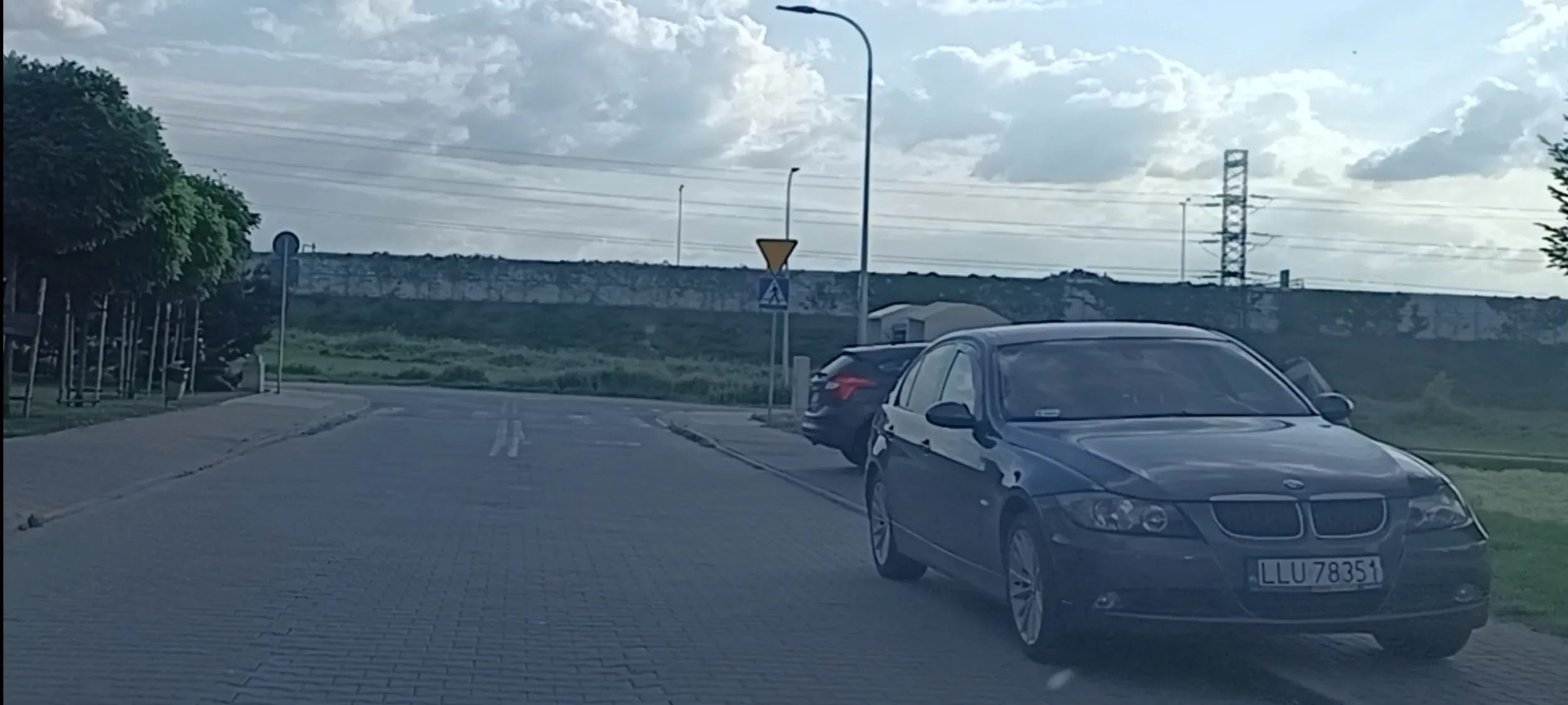 Dzikus parkuje wraka po powodzi na chodniku i utrudnia pieszym przejście chodnikiem. A tu jest zakaz zatrzymywania się i postoju