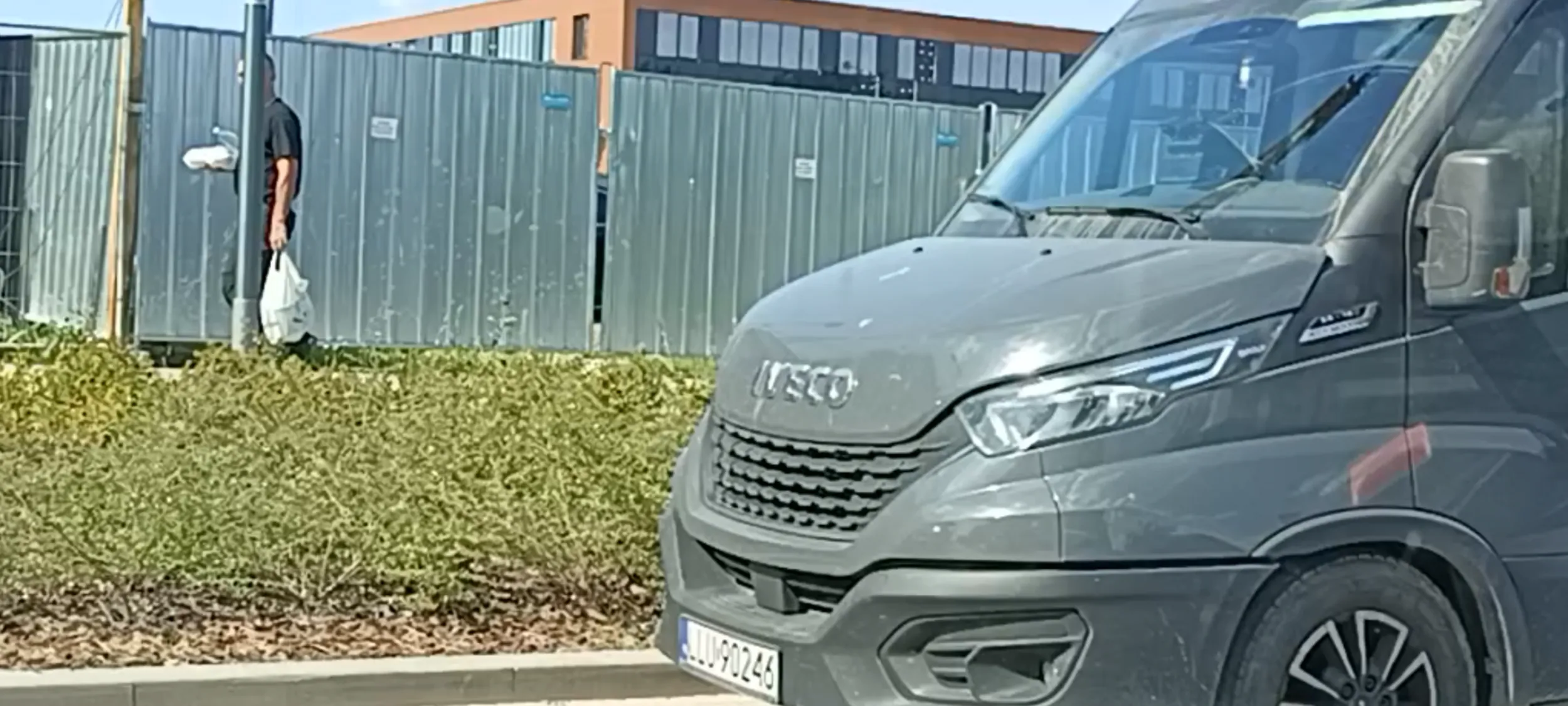 Cham z Lublina parkuje na środku skrzyżowania w Warszawie.