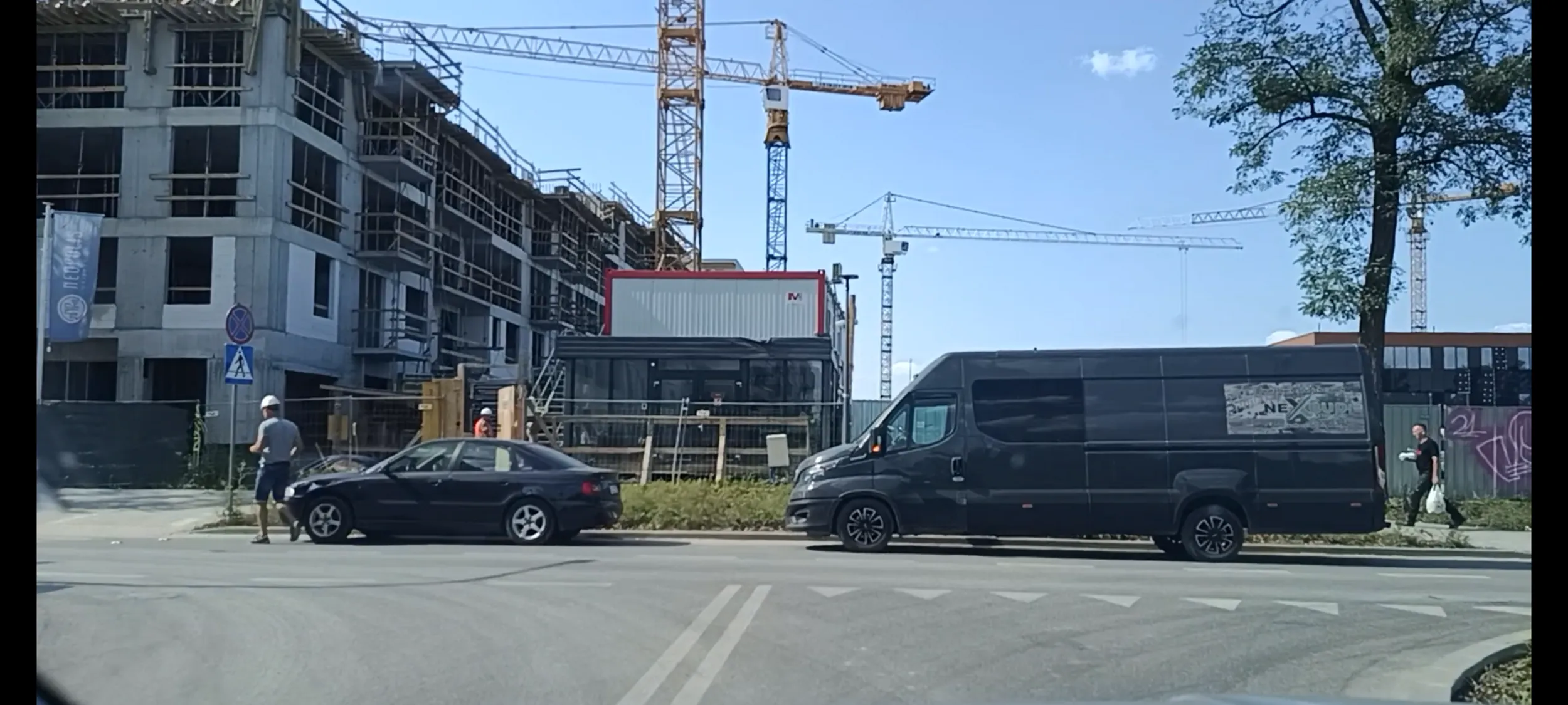 Cham z Lublina parkuje na środku skrzyżowania w Warszawie.