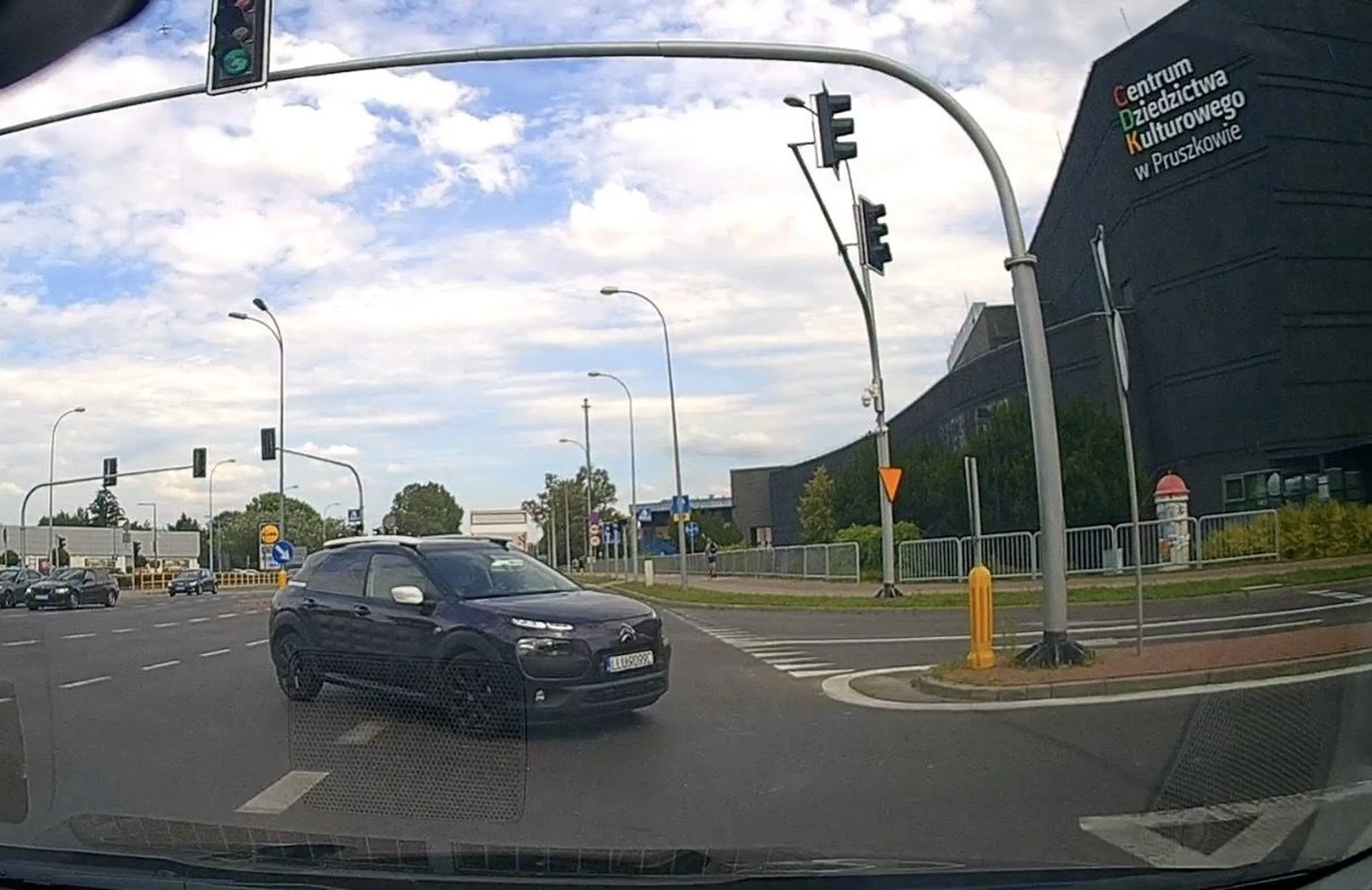 Ameba drogowa, świadomie wjeżdża na czerwonym i wymusza pierwszeństwo (proszę zwrócić uwagę na światło jakie ja miałem na sygnalizacji ;) ) Łukowski Babsztyl który siedział za kierowcą tego Citroena Kutasa pochodzi z plemiona  LLU - ludzie lekko upośledzeni