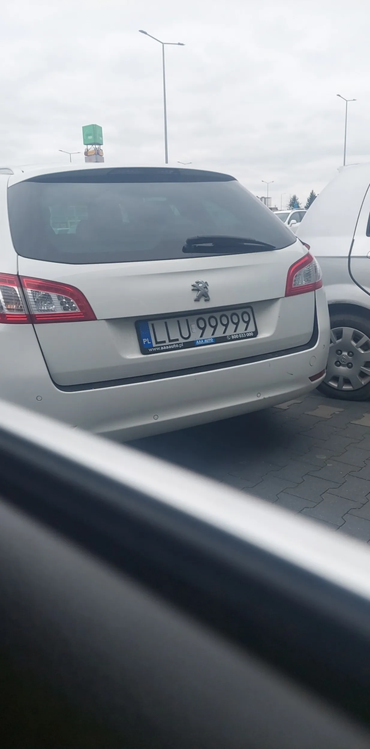 Nie umie wysiadać z samochodu.   Wysiadała z samochodu widziała że w nim siedzę i jeszcze w dzwi zajebała XD