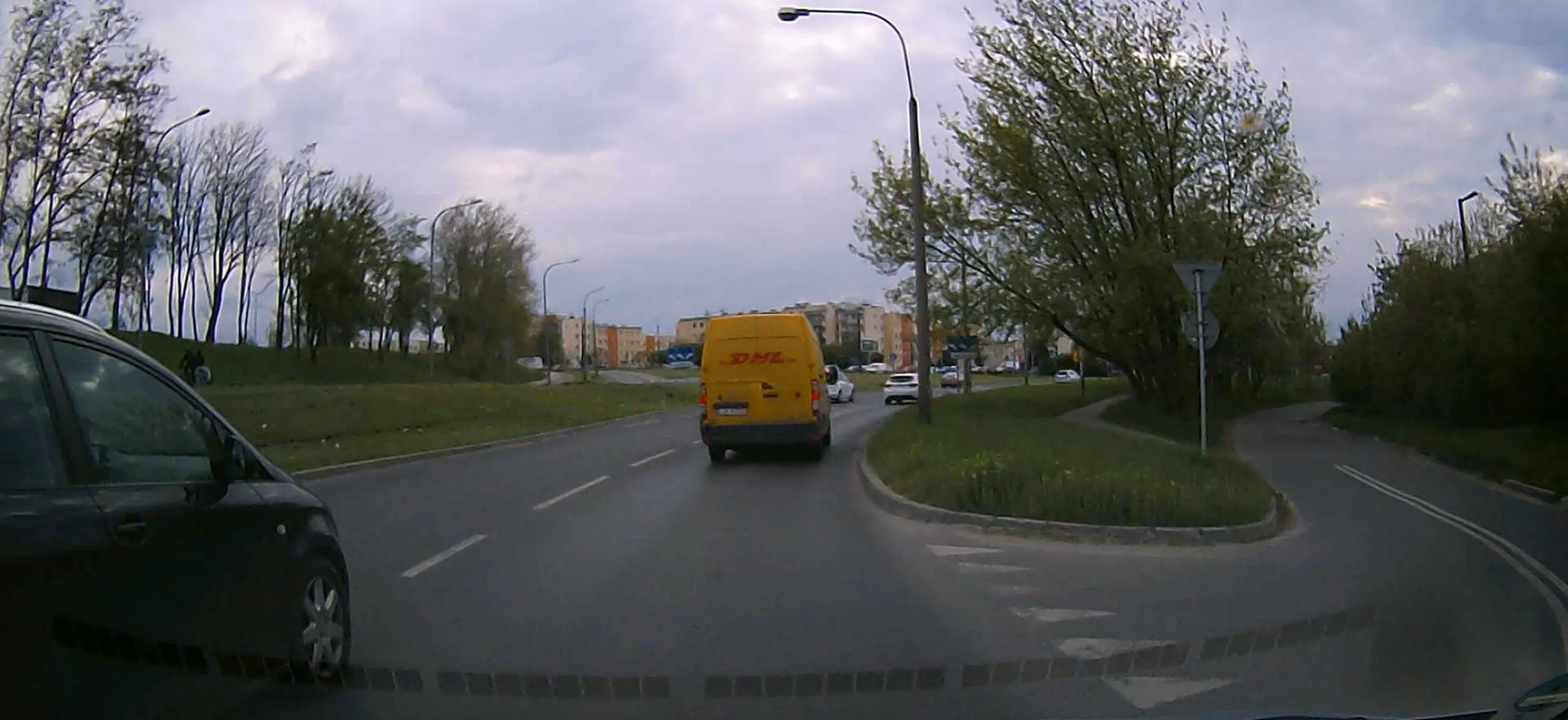 Stary dziad stwarza poważne zagrożenie na drodze, wciska się za wszelką cene na siłę na pas przed maskę i trzyma telefon w ręku, skończony kretyn