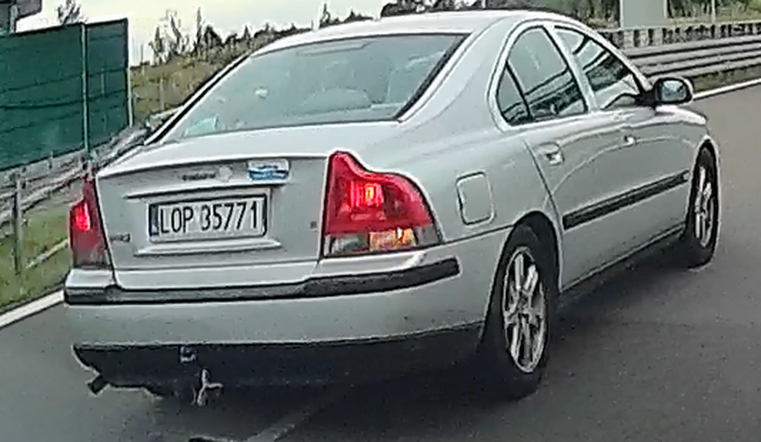 Zapuszczony tłuścioch, poganiacz, migać mu się zachciało światłami, najpierw sobie żarówkę wymień a później migaj. Typ po moim kulturalnym geście żeby się "puknął w czoło" stwierdził jednak, że da mi nauczkę i mnie  trochę postraszy, wbijając na mój pas, niby miało to być na zasadzie, że nagle sobie przypomniał,że musi zjechać na prawy, ale było to tak perfidne, że chyba tylko tłuk najgorszej kategorii by się nie poznał.Psychopata drogowy, ewentualnie spieszyło mu się na kibelek, ale chyba bardziej to pierwsze. Pomachaliśmy do siebie parę razy kulturalnie , zrównując się samochodami.Jak obczaił, że jest kamerka to nagle skończyły się popisy. Mam nadzieję, że kiedyś trafisz na kogoś kto za Tobą pojedzie i wywali Ci lepe na ryj tak, że się rozplaszczysz na tym swoim volviaczku.