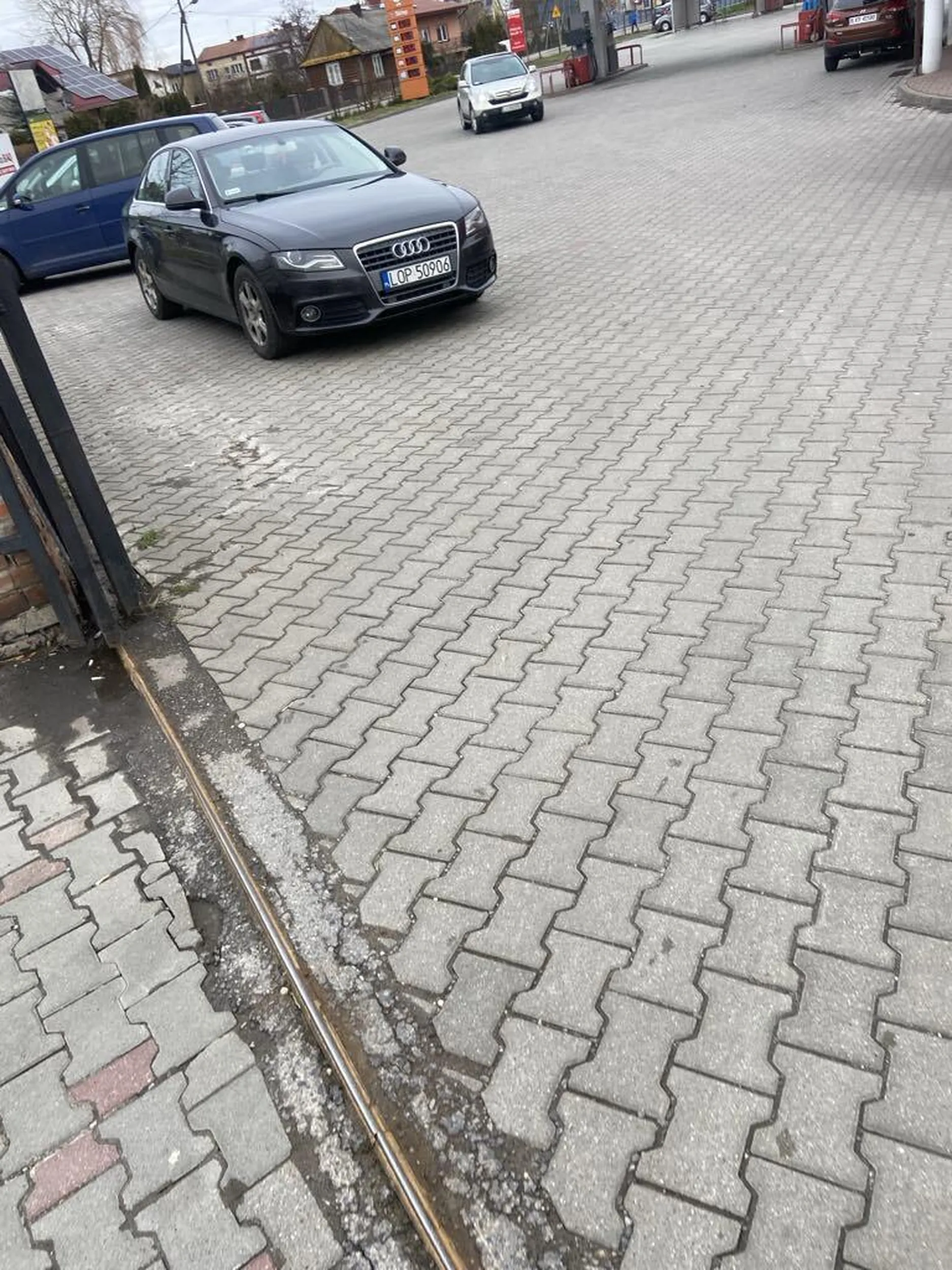 Jakiś łysy ziomek wyprzeda na podwójnej ciągłej, wygląda jak dres. Mocy nie ma, a się wozi z gówniarami.