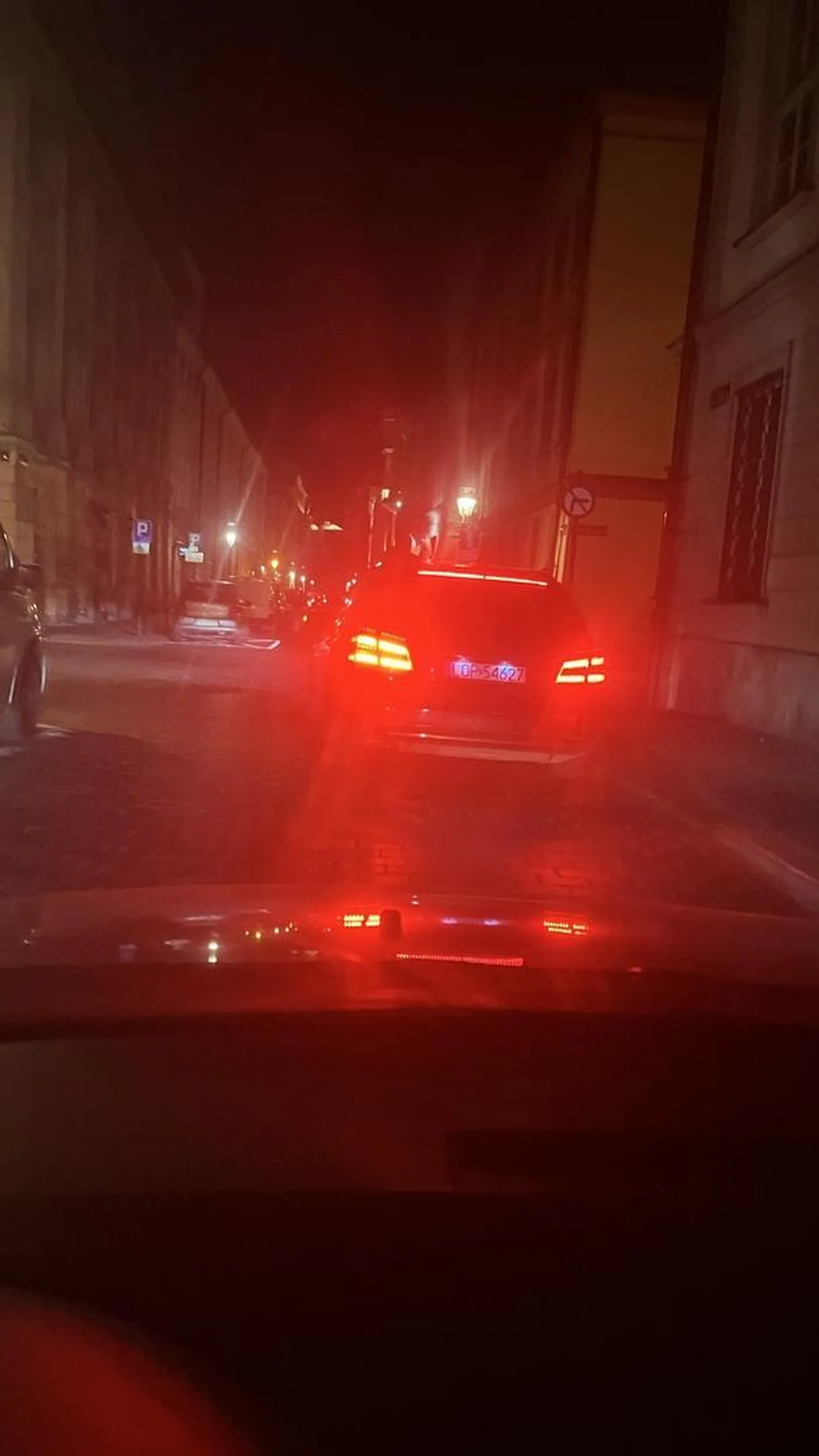 Śpi za kierownicą i wszyscy czekają za nim