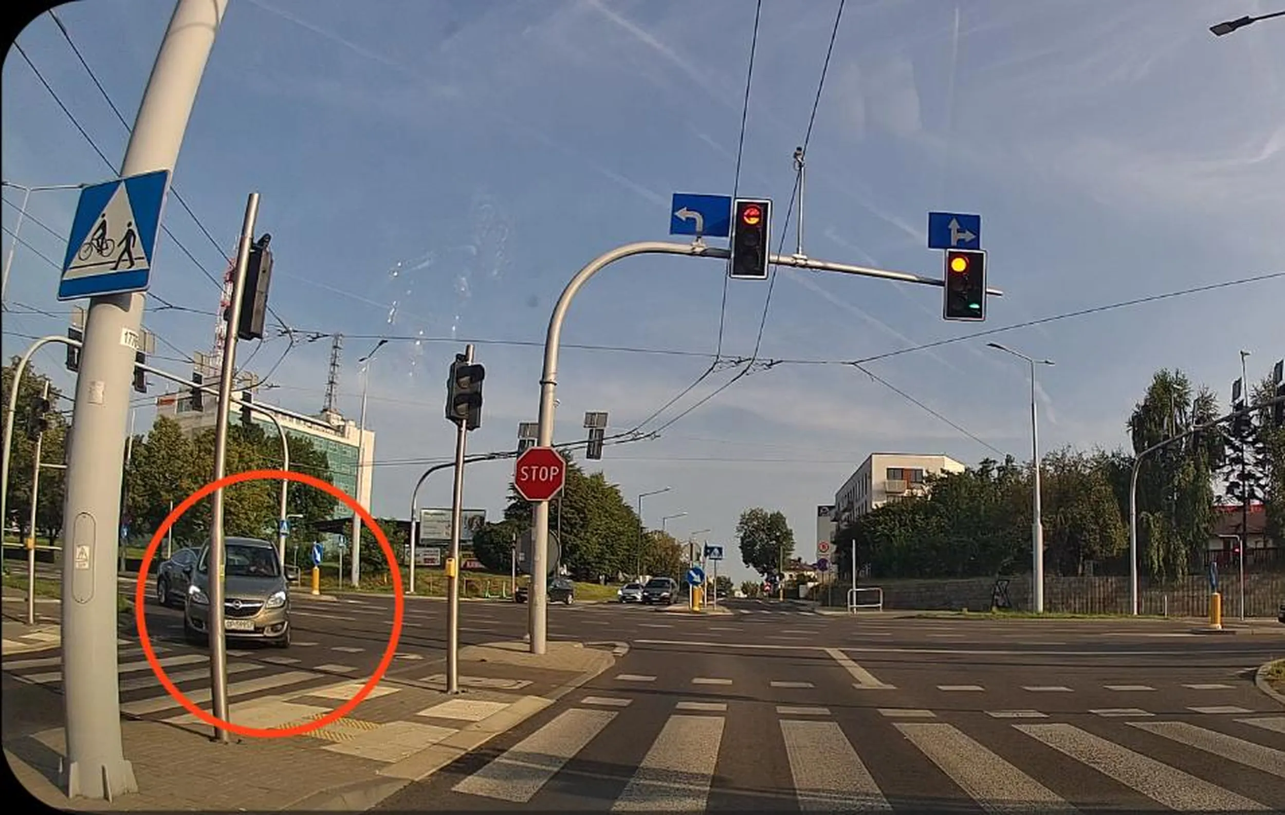 Kierowca ten stał przez 3 minuty i przepuszczał na swoim zielonym NIEWIDOCZNYCH PIESZYCH ?