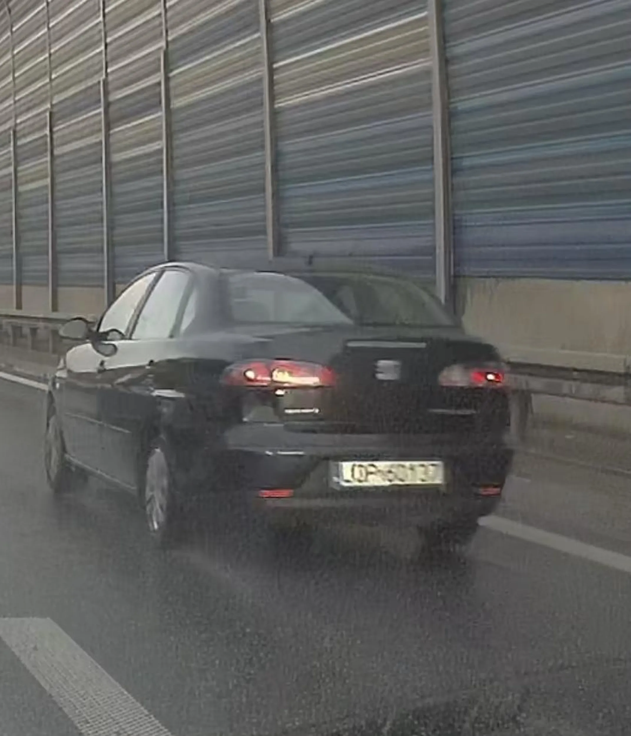 No i ile zaoszczędziłeś cwaniaczku omijając korek po linii ciągłej i pasie rozbiegowym? Taką jazdą tylko wydłużasz korek.