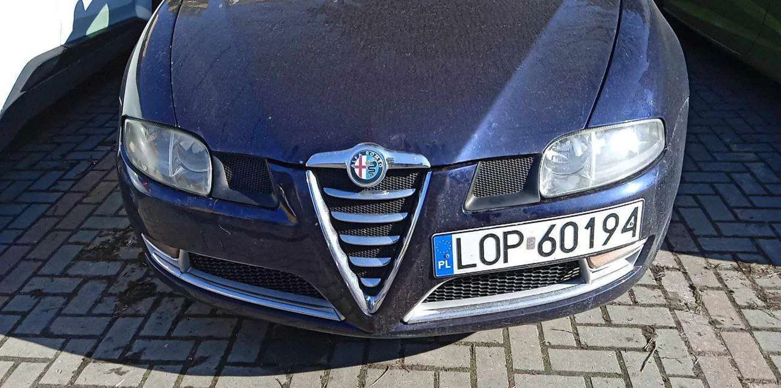 Podczas parkowania pod biedronką agresywnie zajął miejsce do którego przymierzała się moja żona, po zwróceniu mu uwagi żeby zwracał uwagę też na innych kierowców i ich zamiary stwierdził że go to "pierdoli" po czym wrócił do swojej alfy i próbując odjechać nie mógł jej uruchomić. Skończyło się na wezwaniu pomocy drogowej...