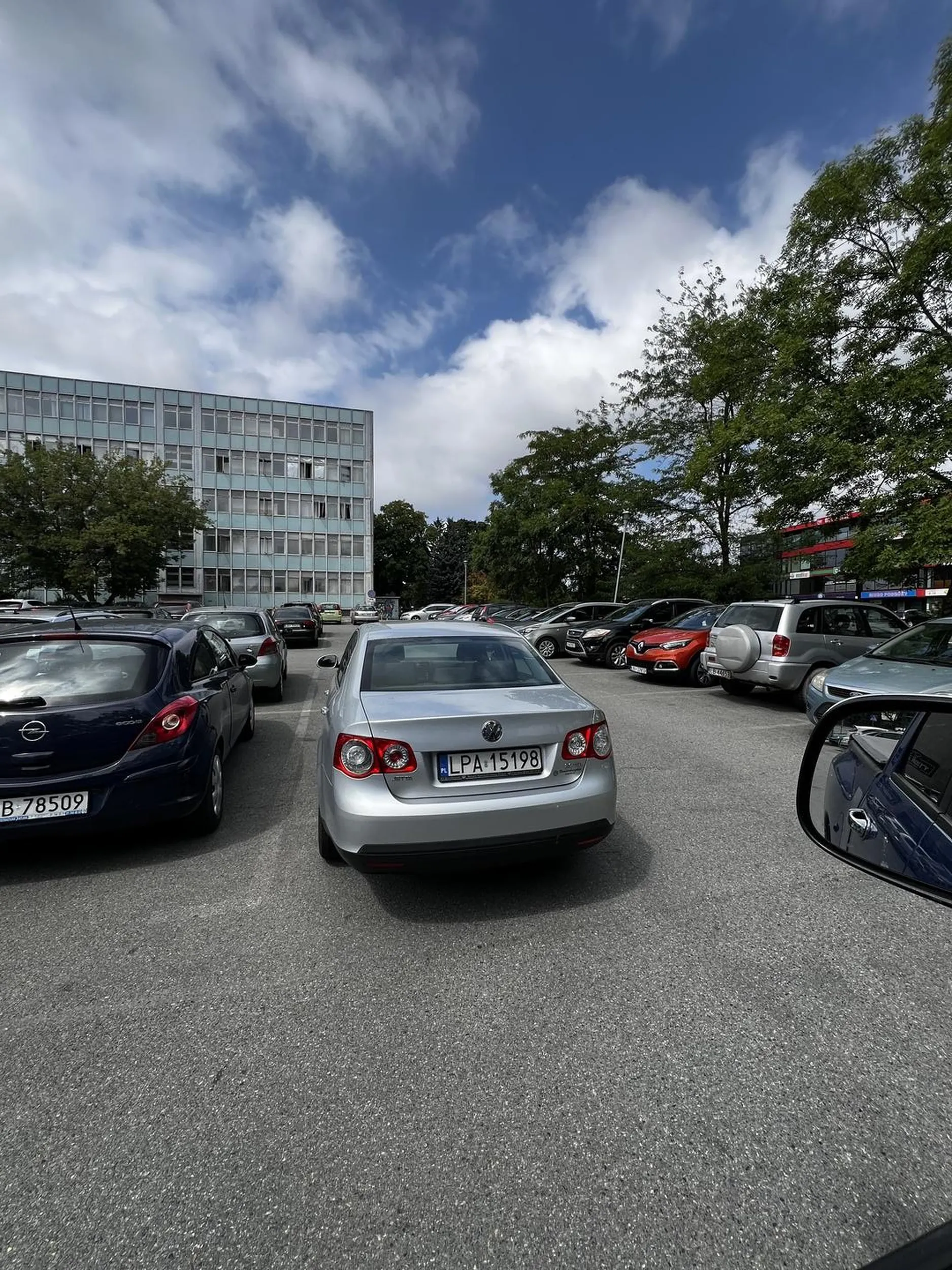 Niestety nie dało się przejechać samochodem normalnie, następnym razem proponuje poza miejscami parkingowymi nie stawać?