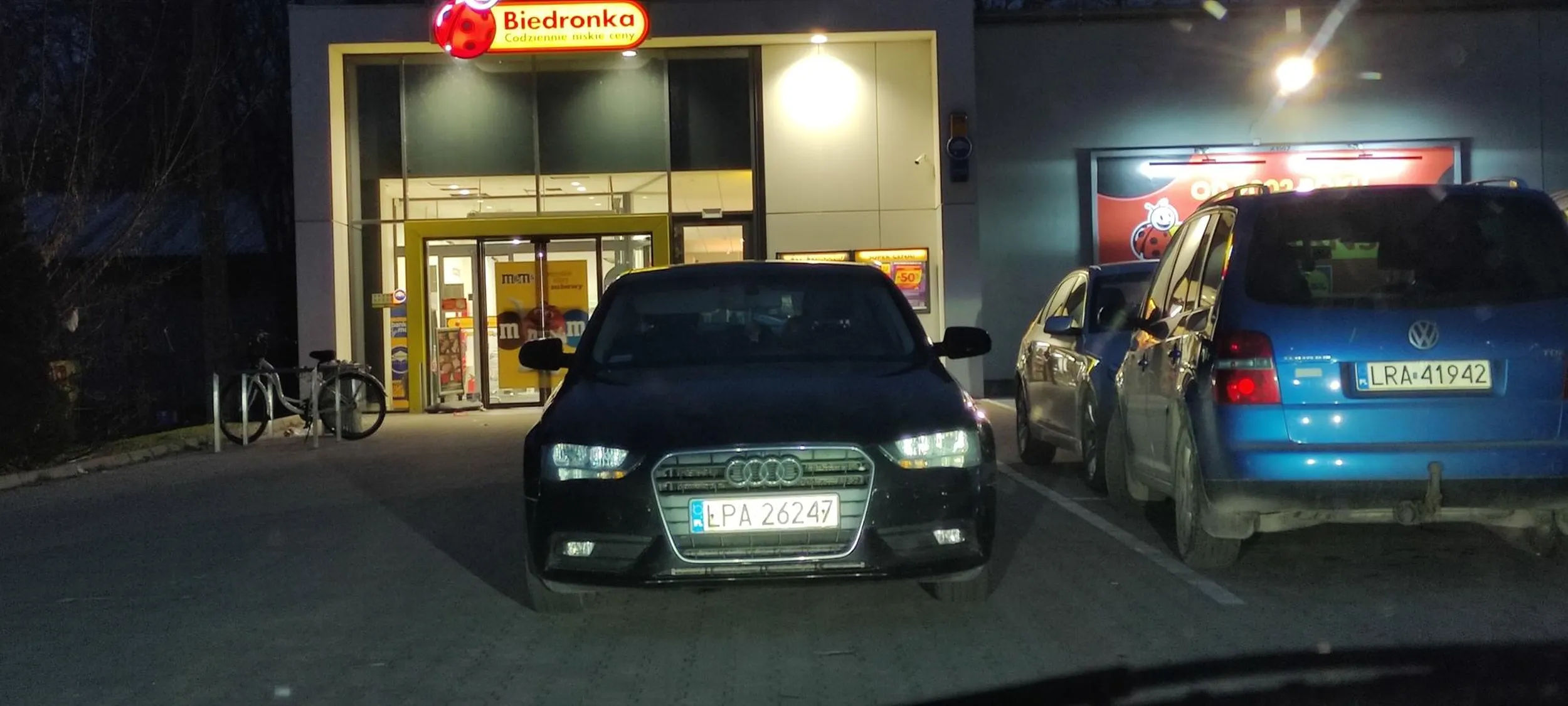 Pół pustego parkingu to za mało i za daleko od wejścia, żeby stanąć w wyznaczonych miejscach i nie utrudniać przejazdu.