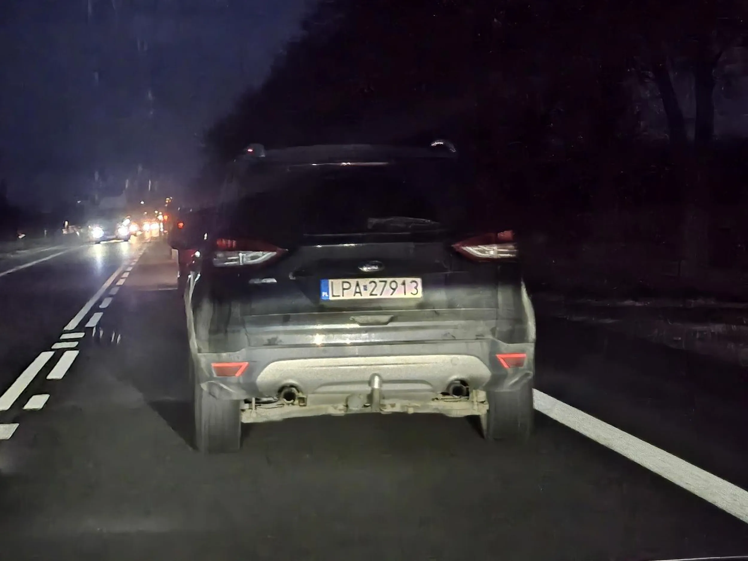 Zapal światła, bo masz czarne auto i jak jest ciemno to prawie Cię nie widać.