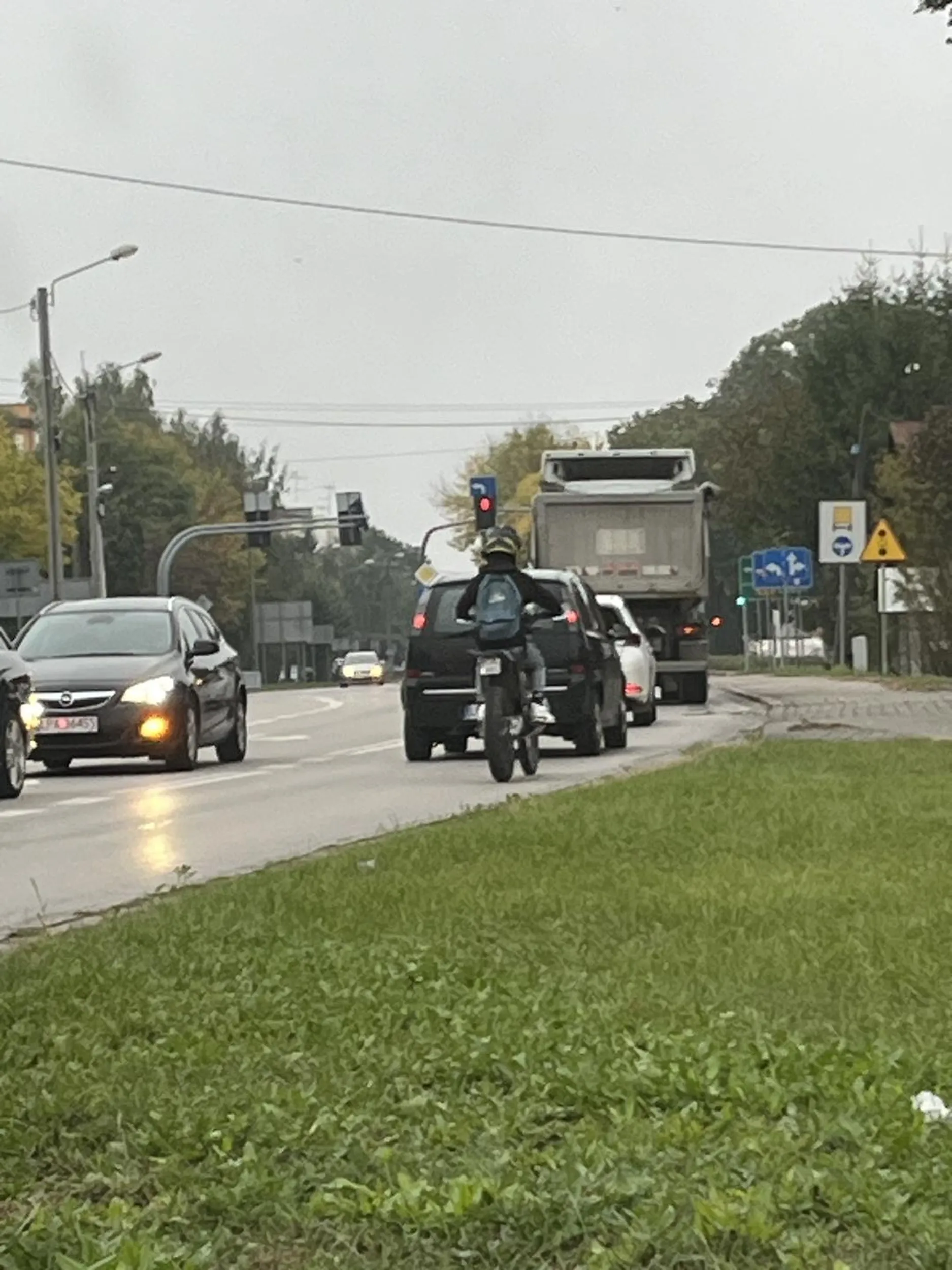 Młodociany dawca siedzi na ogonie jakby pierdolną przed nim po heblach to by poleciał 102 mety