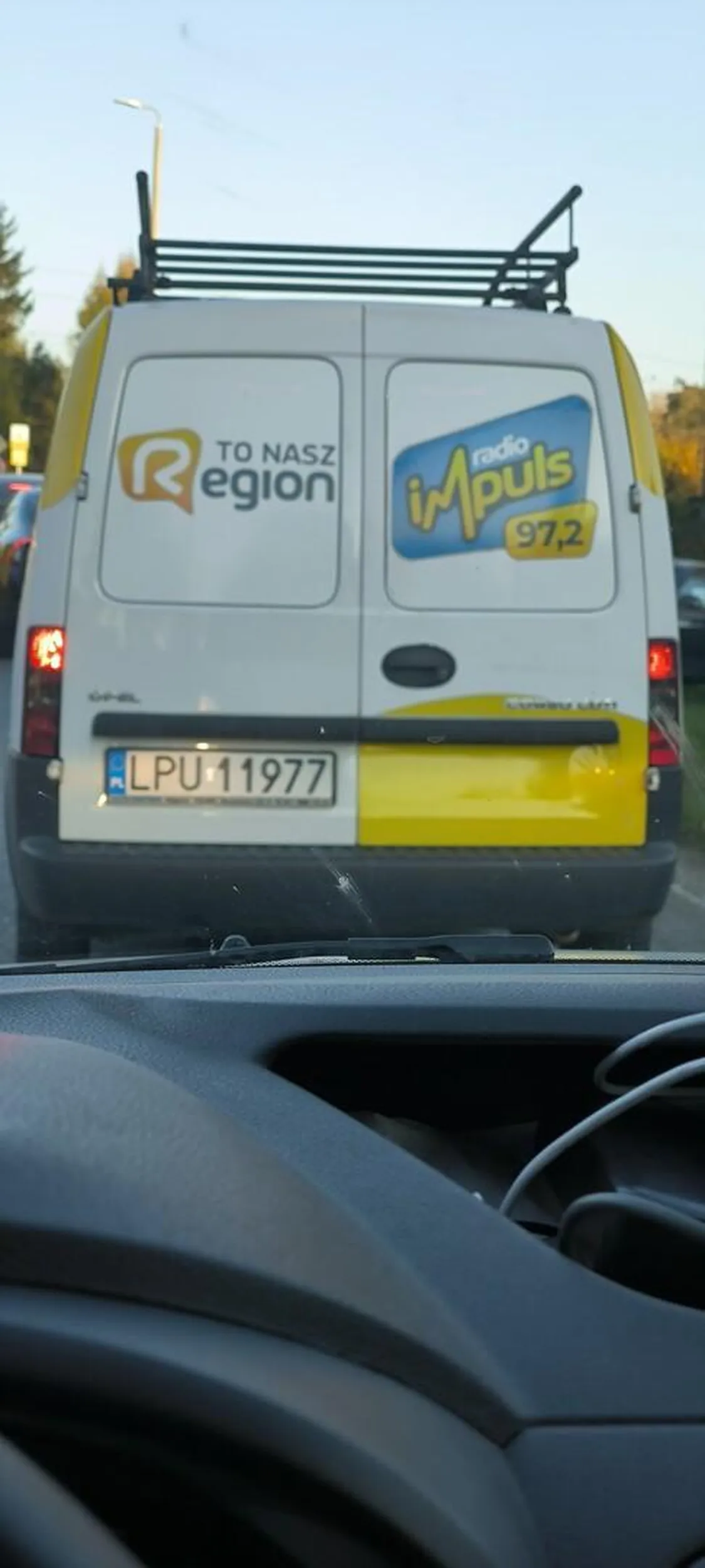 Wyprzedzanie na skrzyżowaniu oraz na przejściu dla pieszych jednocześnie, jak ci się tłuma nie śpieszy to spieprzaj na tor