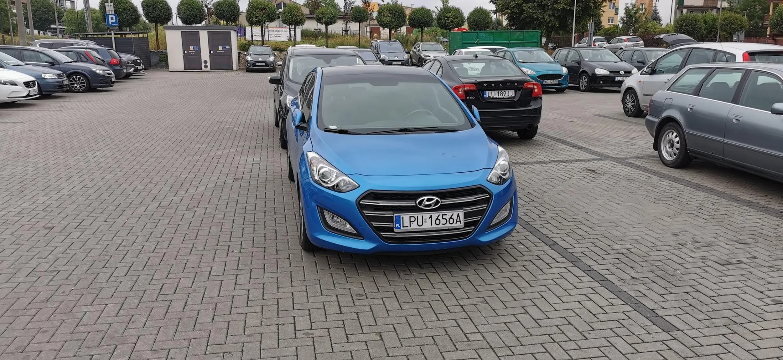 Przejazd zablokowany bo przecież nie można zaparkować tam gdzie wyznaczone.