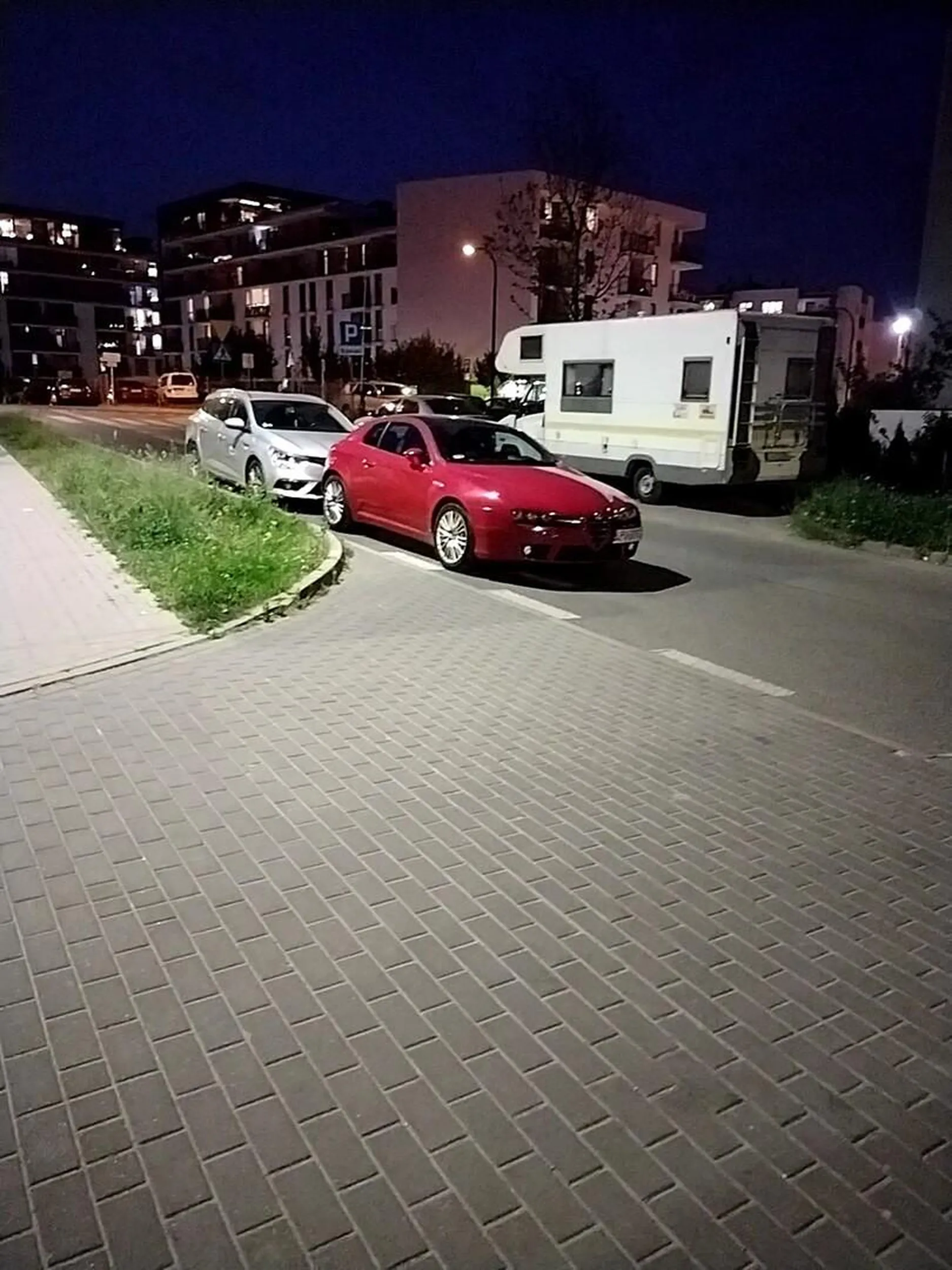 No poprostu trzeba mieć w głowie pustostan by tak zaparkować. Może u ciebie na wiosce tak się parkuje komuś we wjeździe ale w Lublinie nie!!!!