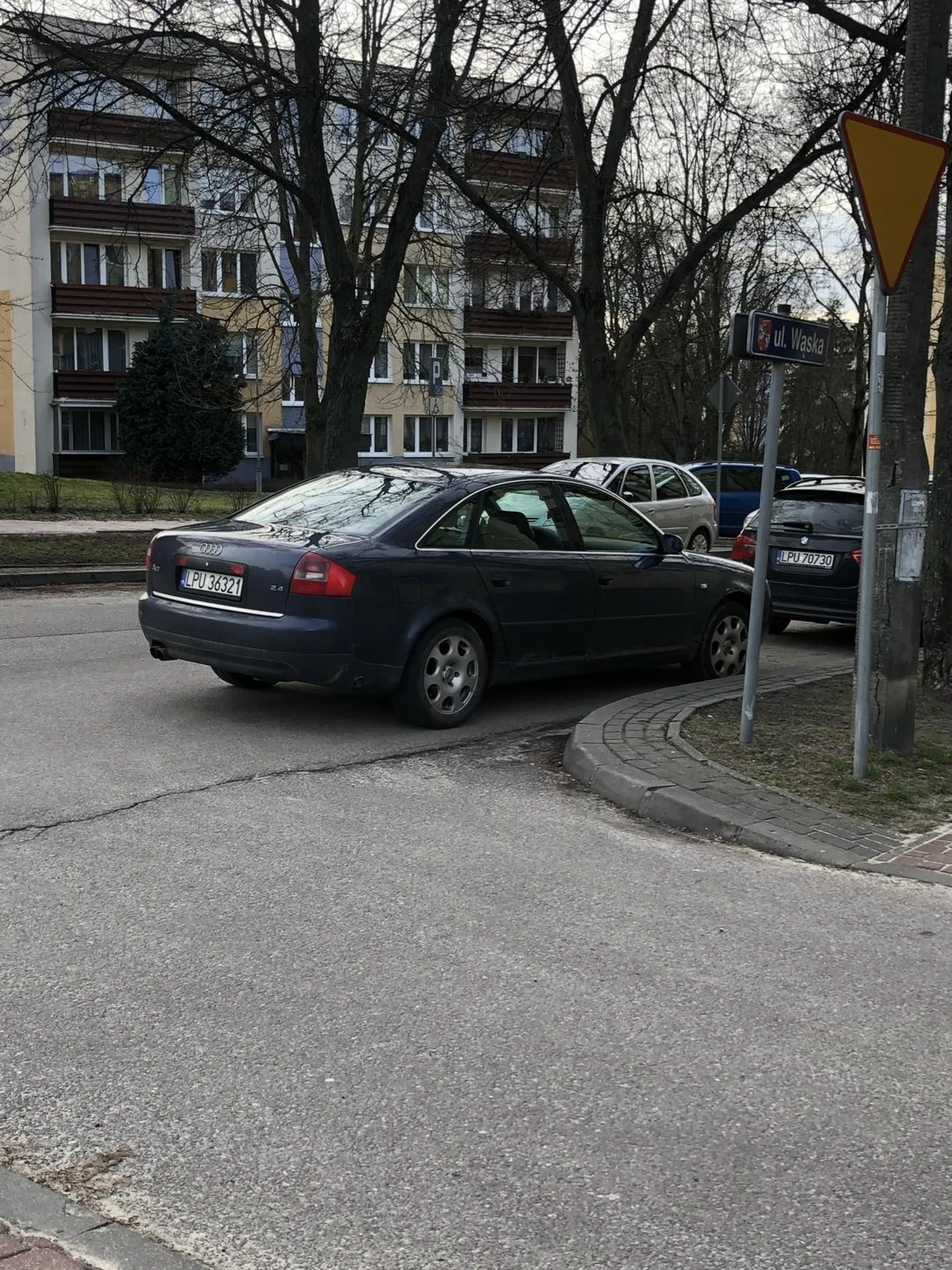 Radzę cofnąć się na kurs prawa jazdy i poćwiczyć parkowanie, utrudniasz wjazd/wyjazd z uliczki.