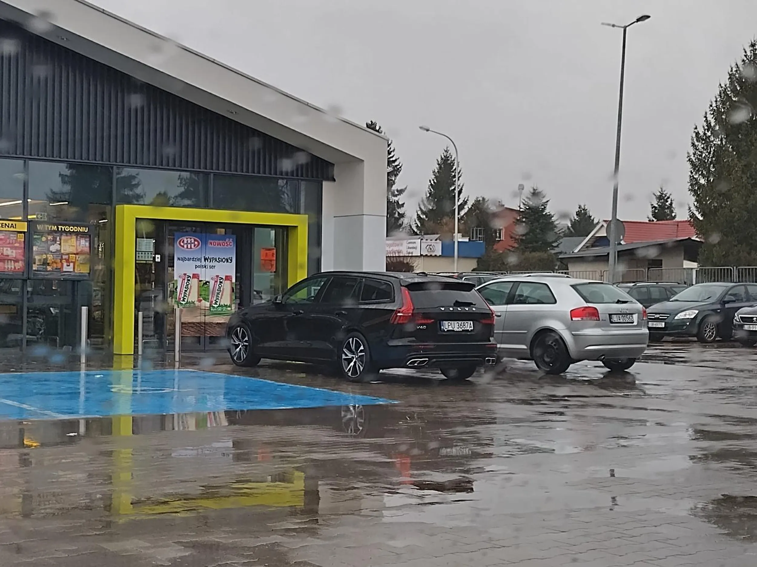 No taki miszcz a do biedry nie potrafił wjechać. Co za żałosny typ.