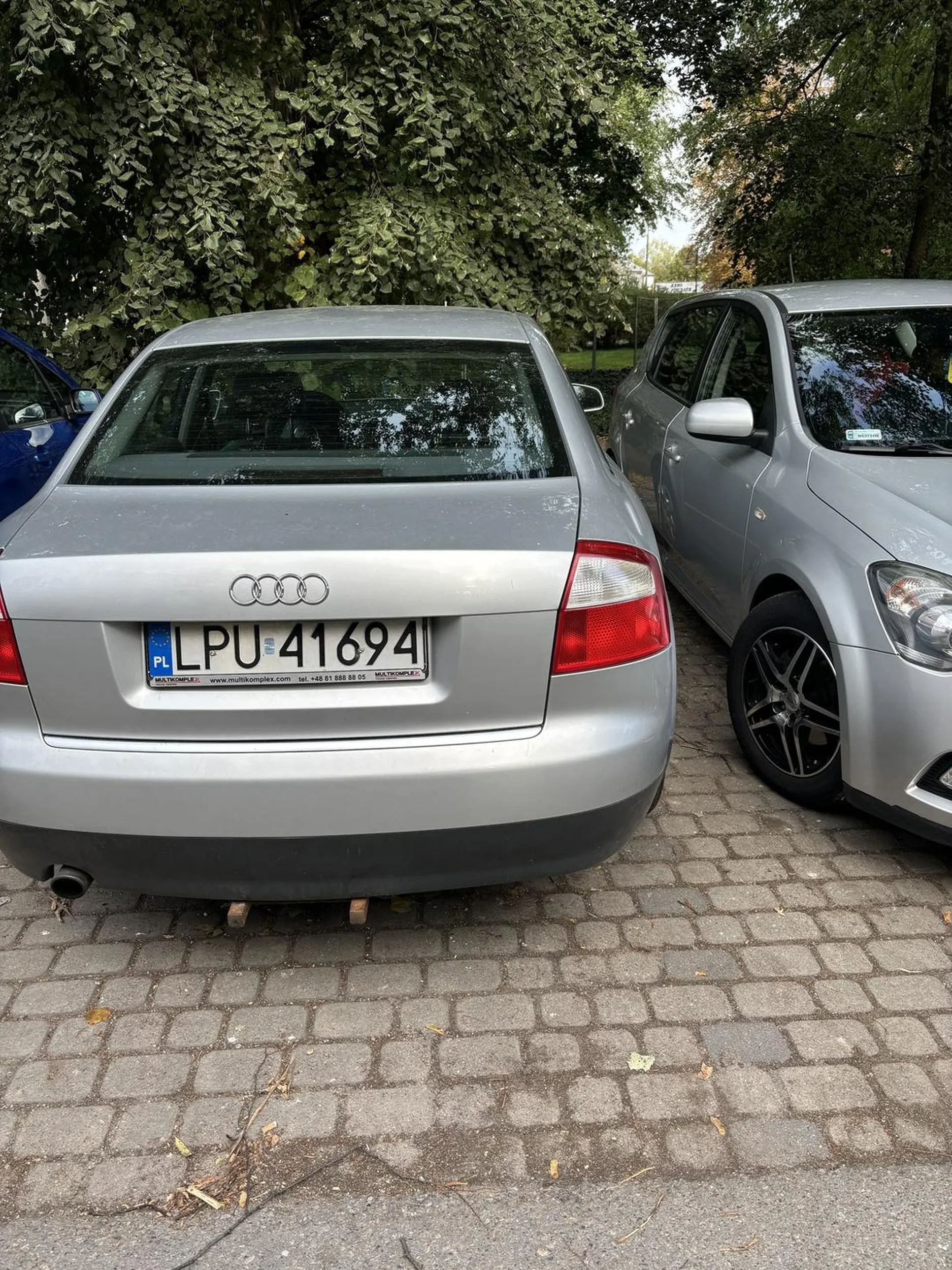 Musiałabym być tyczką żeby wsiąść, można było kierowco przytulić się do drugiego auta, a nie po samym lusterku.