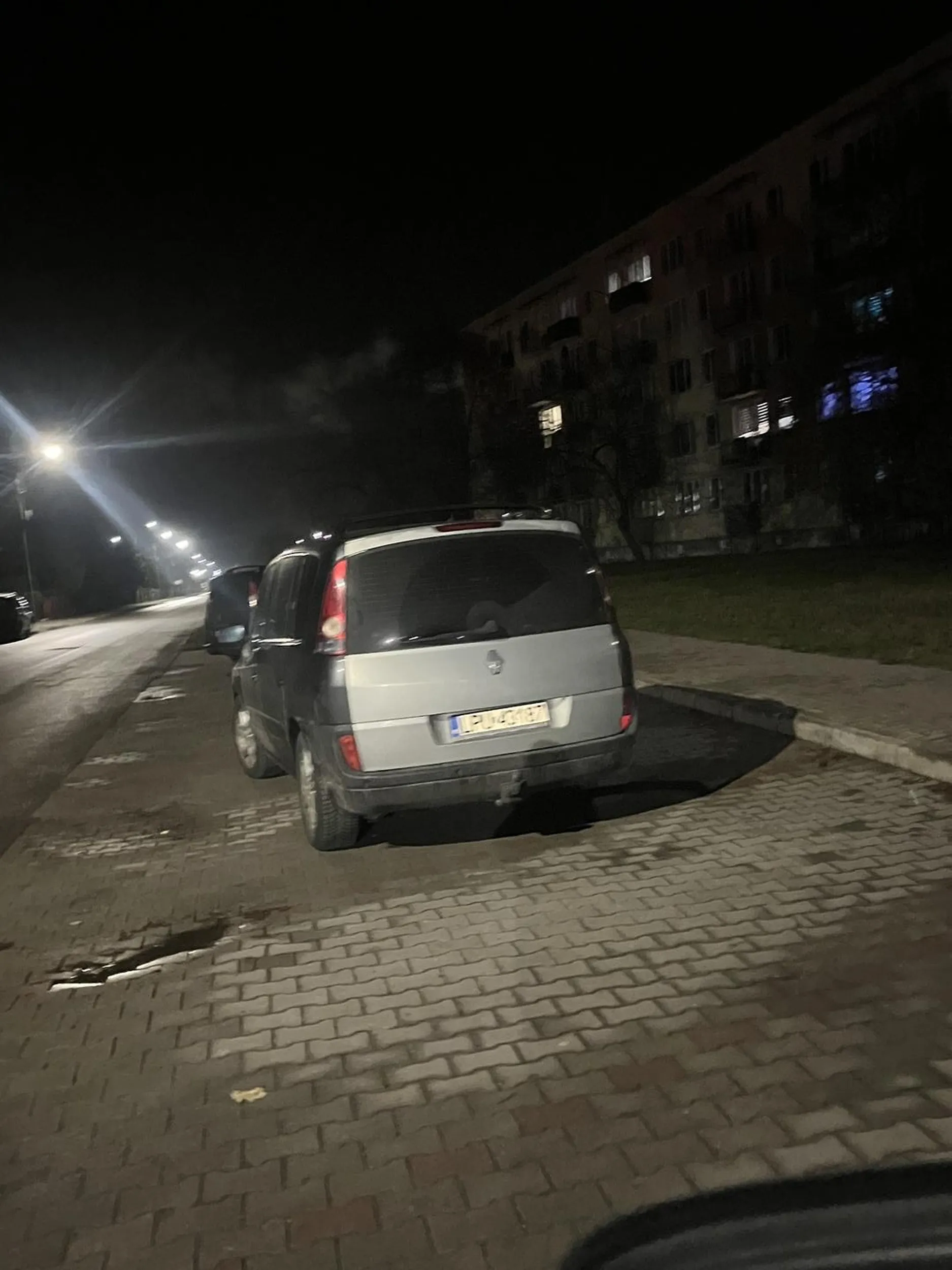 Proponuję Panu nauczyć się parkować bo sam pan nie jest pozdro