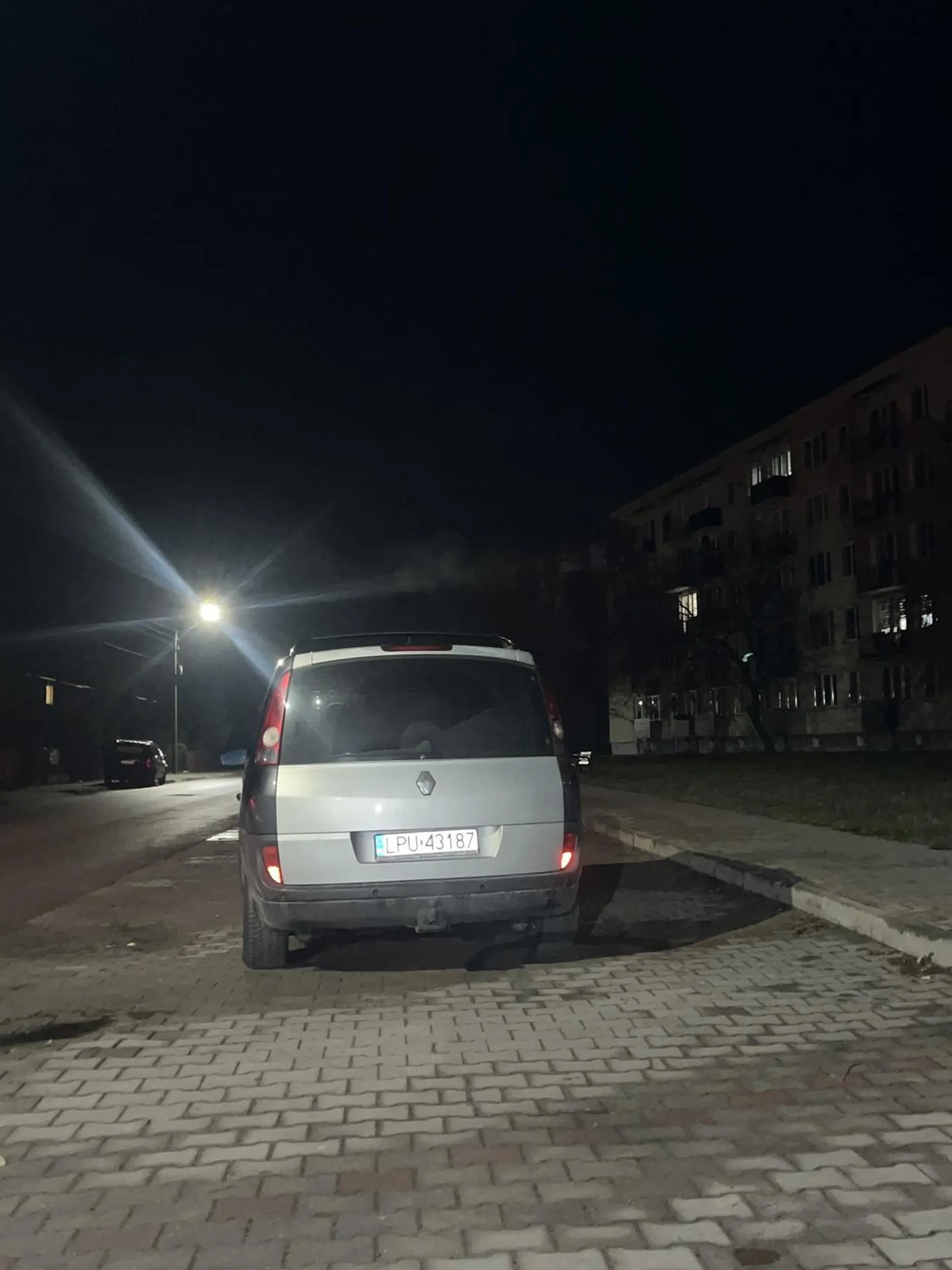 Proponuję Panu nauczyć się parkować bo sam pan nie jest pozdro