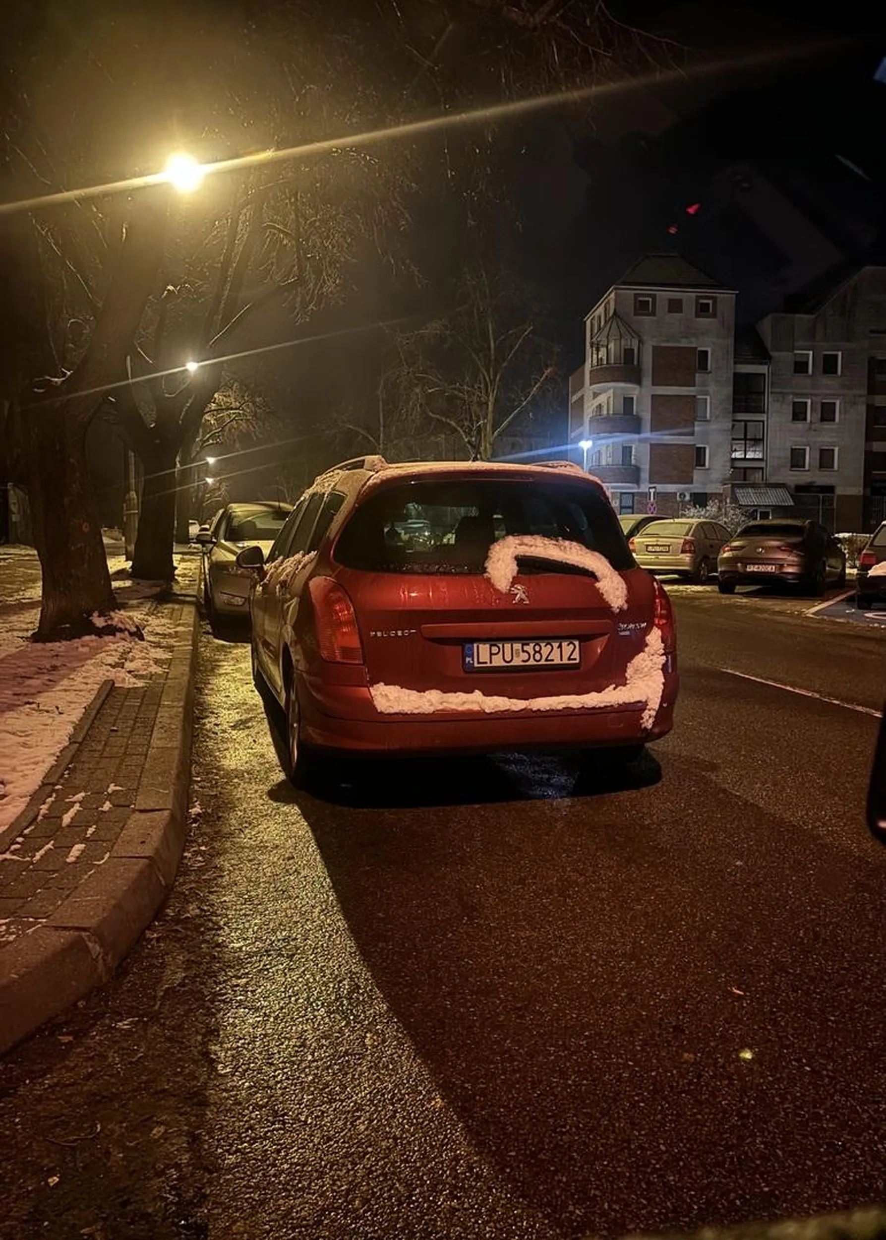 Zgubiłeś chyba gdzieś mózg, naucz się parkować tego swojego francuskiego chrupka tak żeby nie utrudniać wyjazdu ludziom z uliczki Bo gowno widać jak się chce wyjechać, było jeszcze na środku ulicy zaparkować Może jak kiedyś zobaczysz taki przykład na własne oczy to ogarniesz co zrobiłeś nie tak