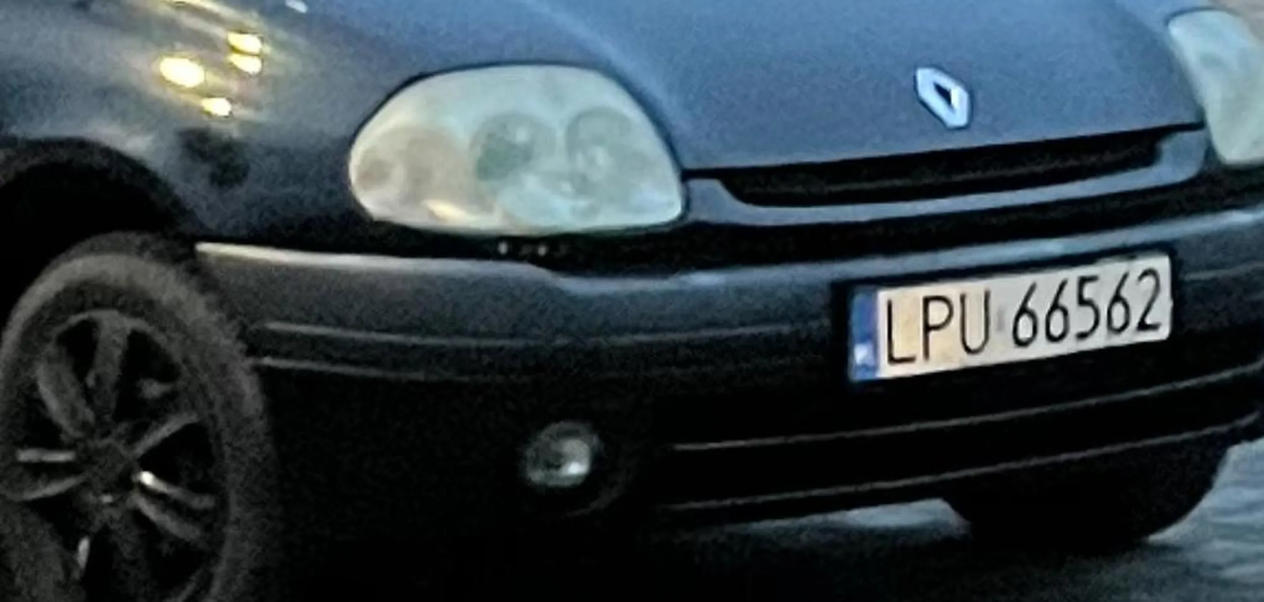 Gość ewidentnie stwarza zagrożenie,jeździ po pijaku,żebyś pecie się rozjebal