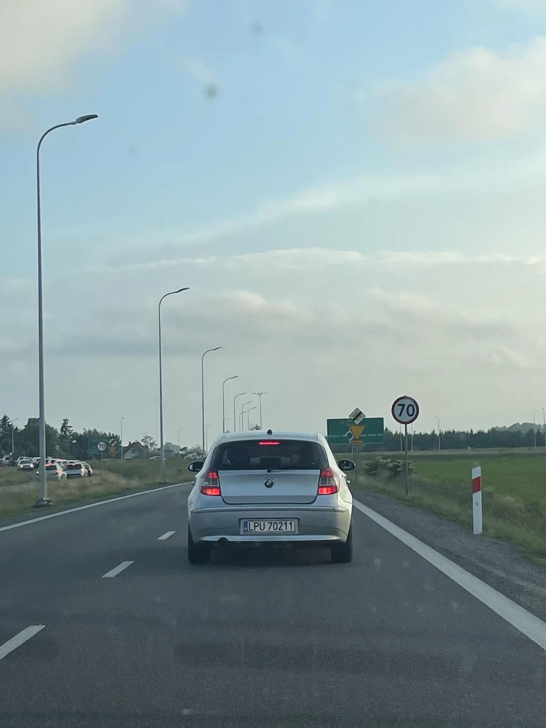 Janusz na drodze, blokuje dwa pasy ruchu, nie uznaje ruchu wahadłowego i wyzywa ludzi.