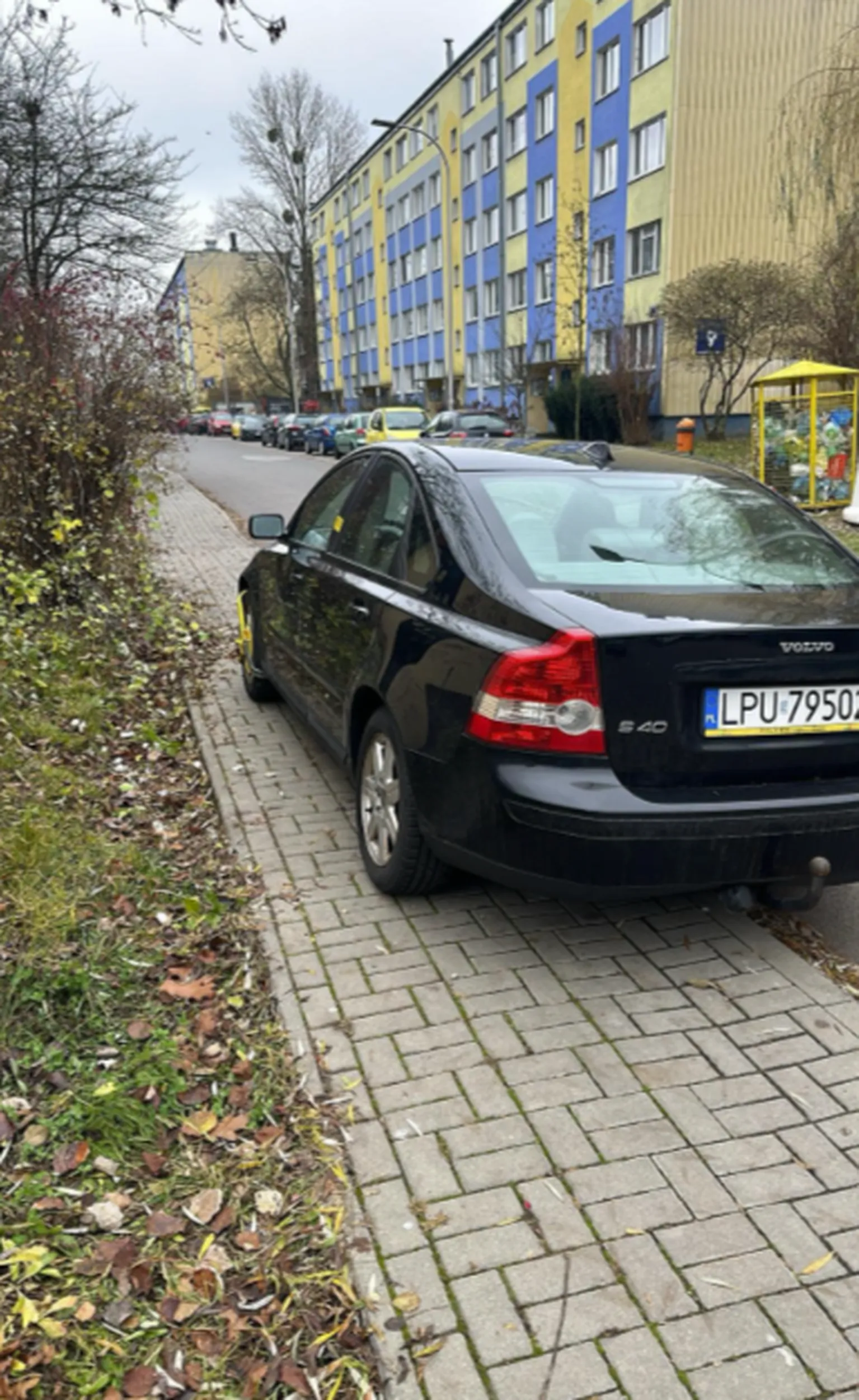 Nie pozdrawiam Kierowcy który parkuje na całym chodniku, przez co moja niepełnosprawna zona na wozku nie moze przepchać wózka z warzywami.