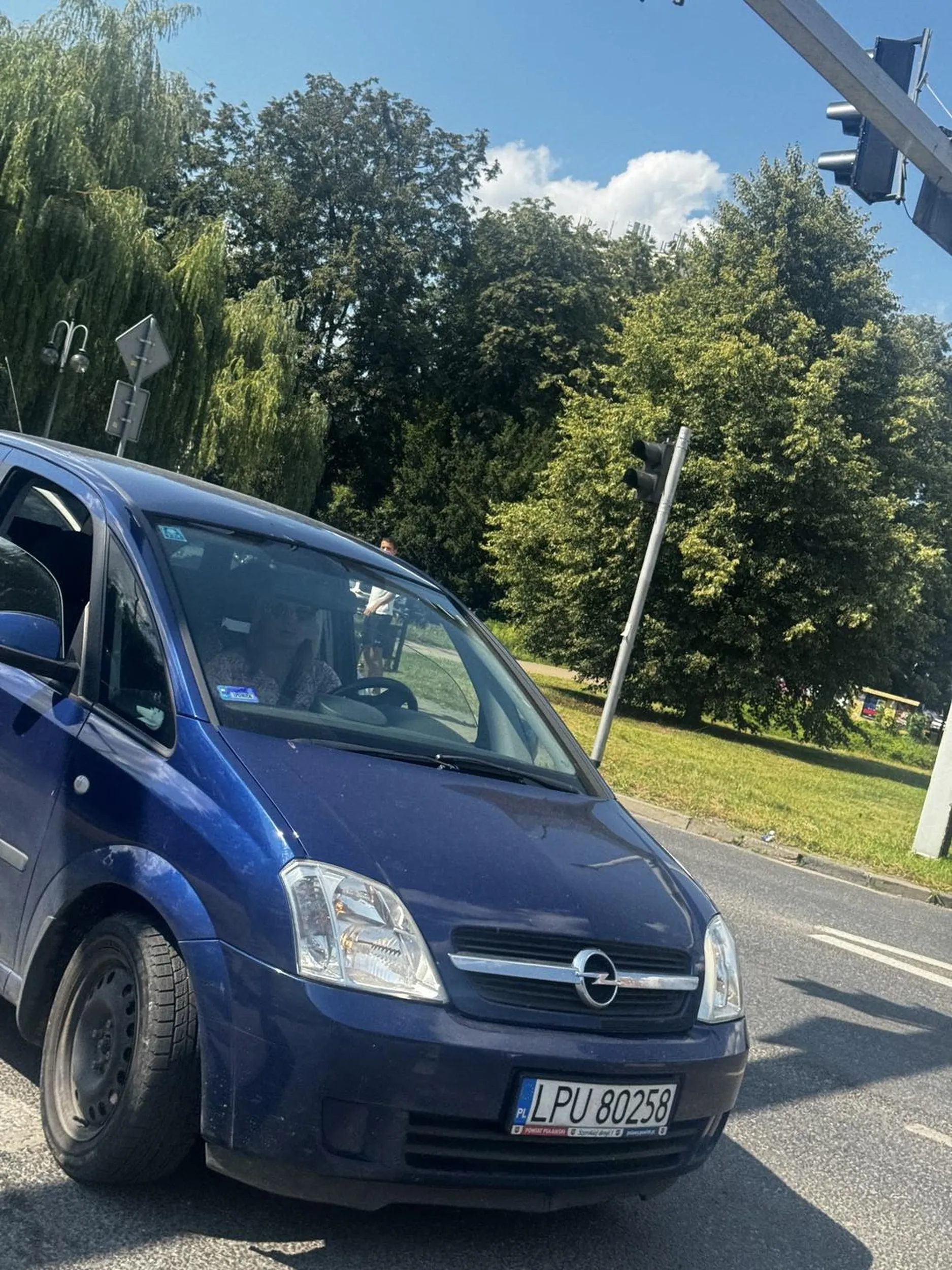 Pani zajechała mi drogę, prawie powodując kolizję, jest agresywna grozi że zadzwoni po chłopaka