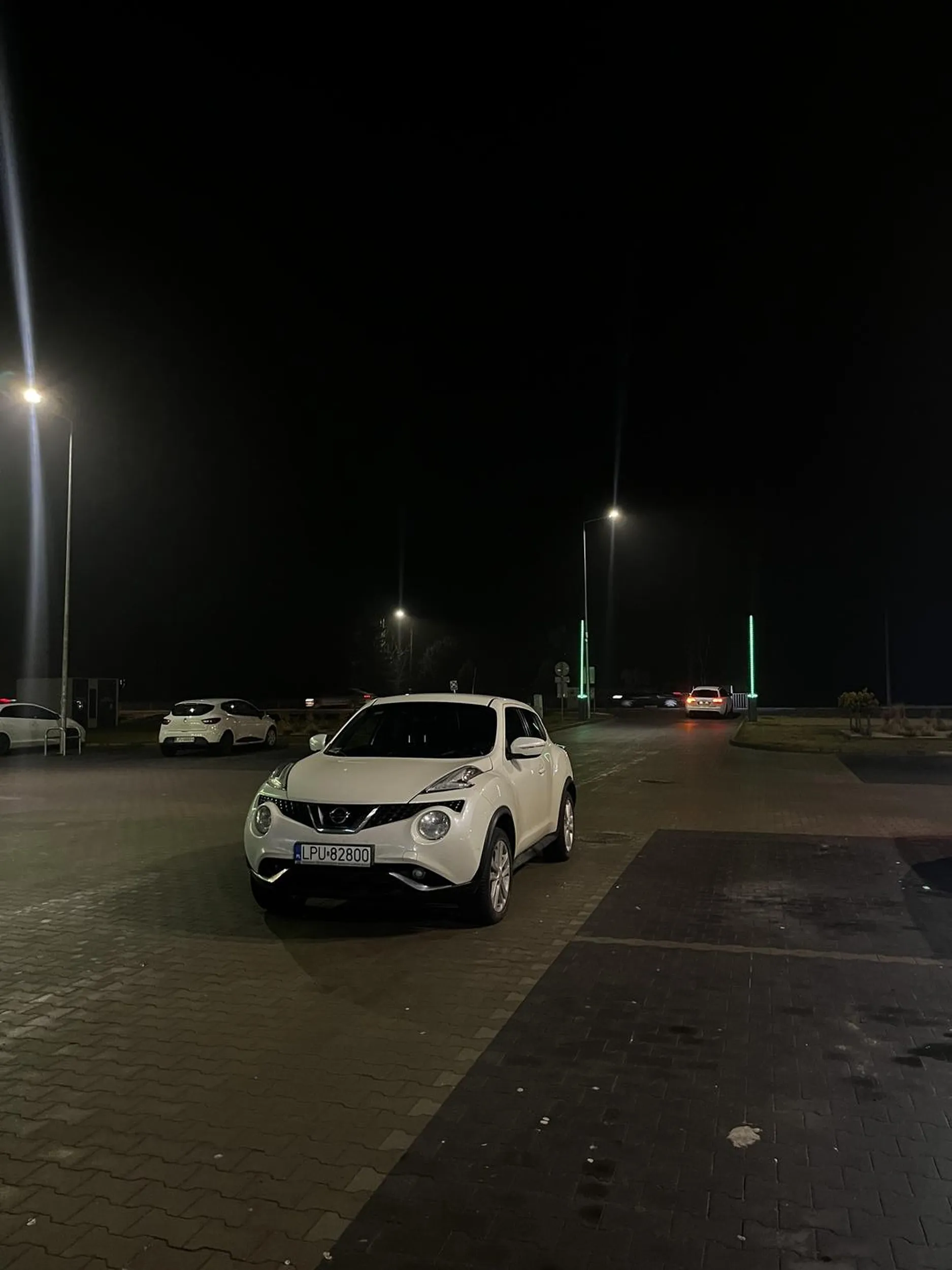 Kolejny mistrz parkowania, kierujący tym pojazdem postanowił zaparkować na środku wyjazdu z parkingu przy sklepie Stokrotka w Końskowoli