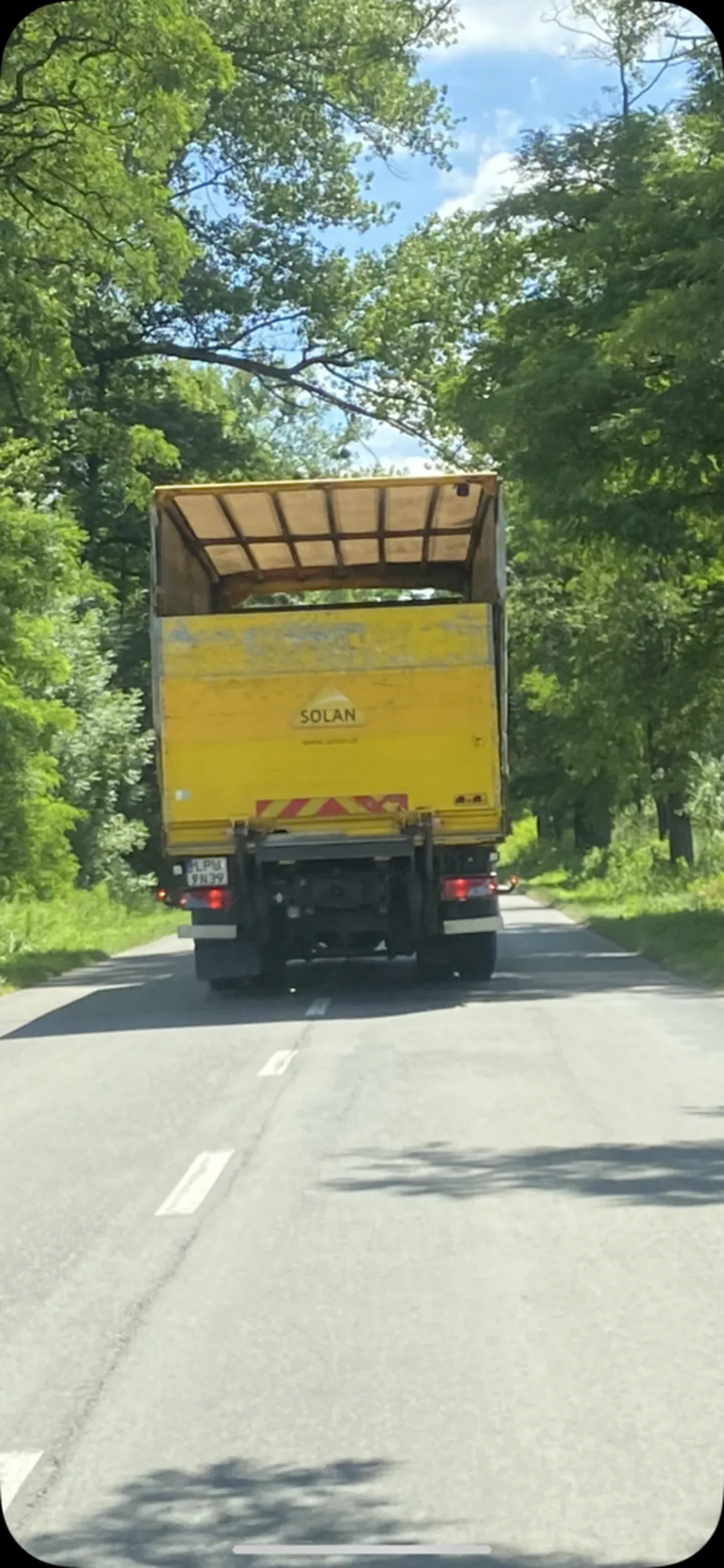 Uwaga na tego chama jeździ specjalnie srodkiem ulicy i zwalnia aby go nie wyprzedzić!