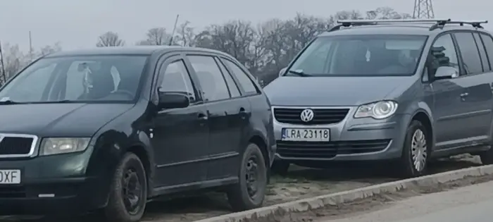 Złom stoi porzucony na poboczu drogi a tu jest zakaz zatrzymywania i postoju.