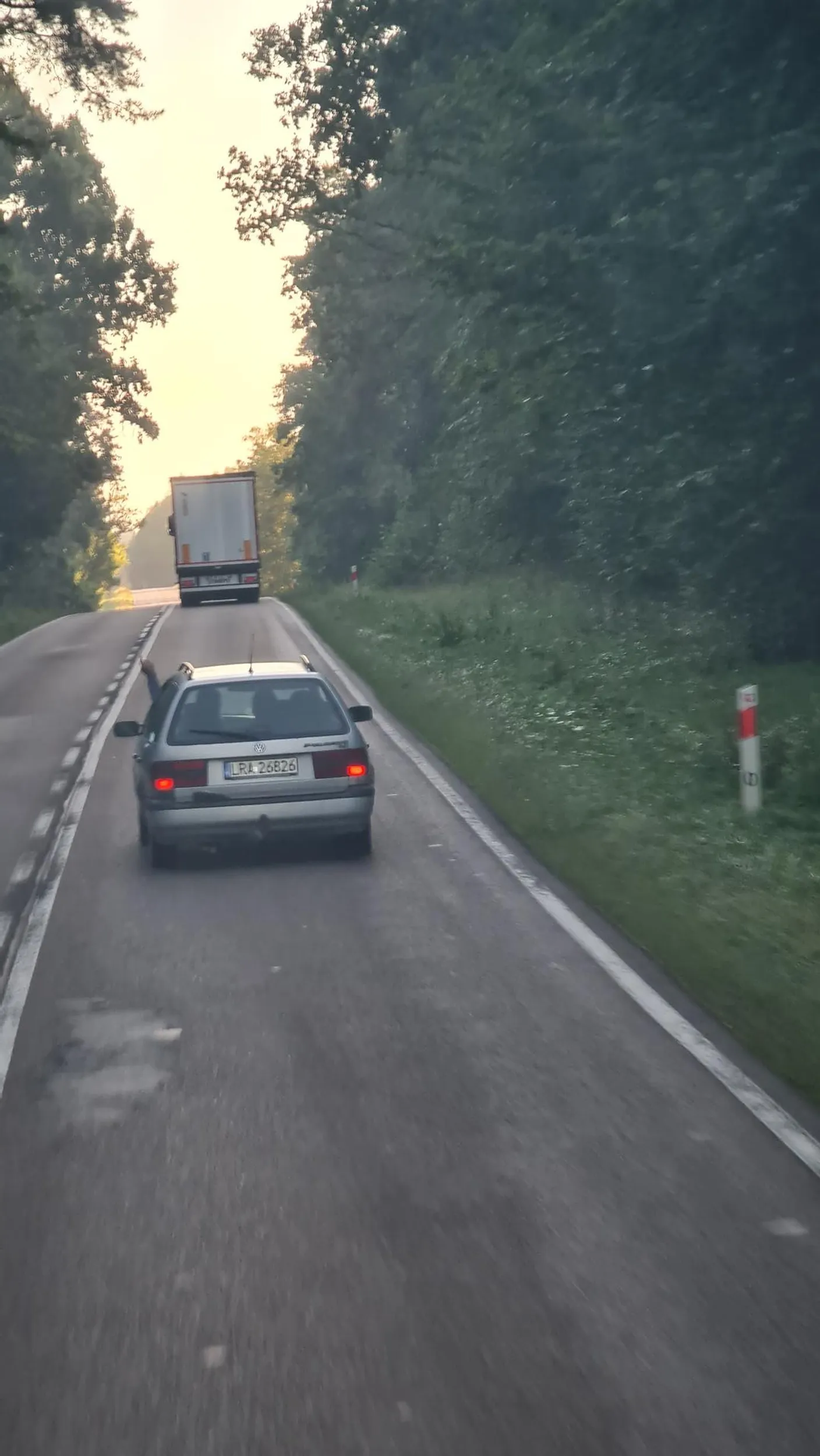 06:15 dk19 między Siemiatyczami a Dziadkowicami. 3 muszkieterów wyprzedziło mnie tym siepem po czym zaczeli dość mocno hamować. Siedzący z tyłu twardziel na widok mojego telefonu pokazał środkowy palec.