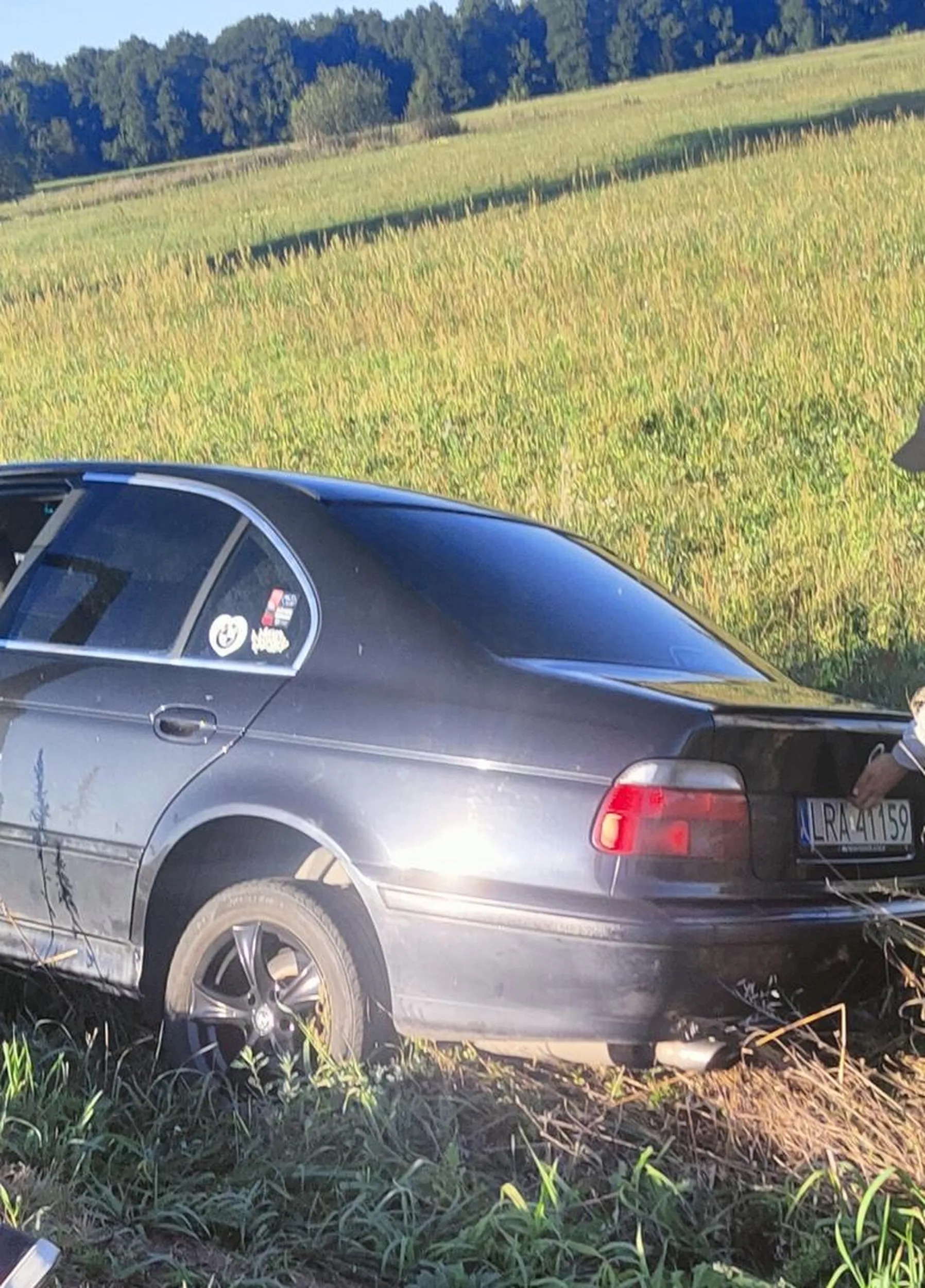 Jazda na zderzaku, przyszpanowanie na zakręcie i samochód w rowie. Nie wiem kto im prawo jazdy dał...