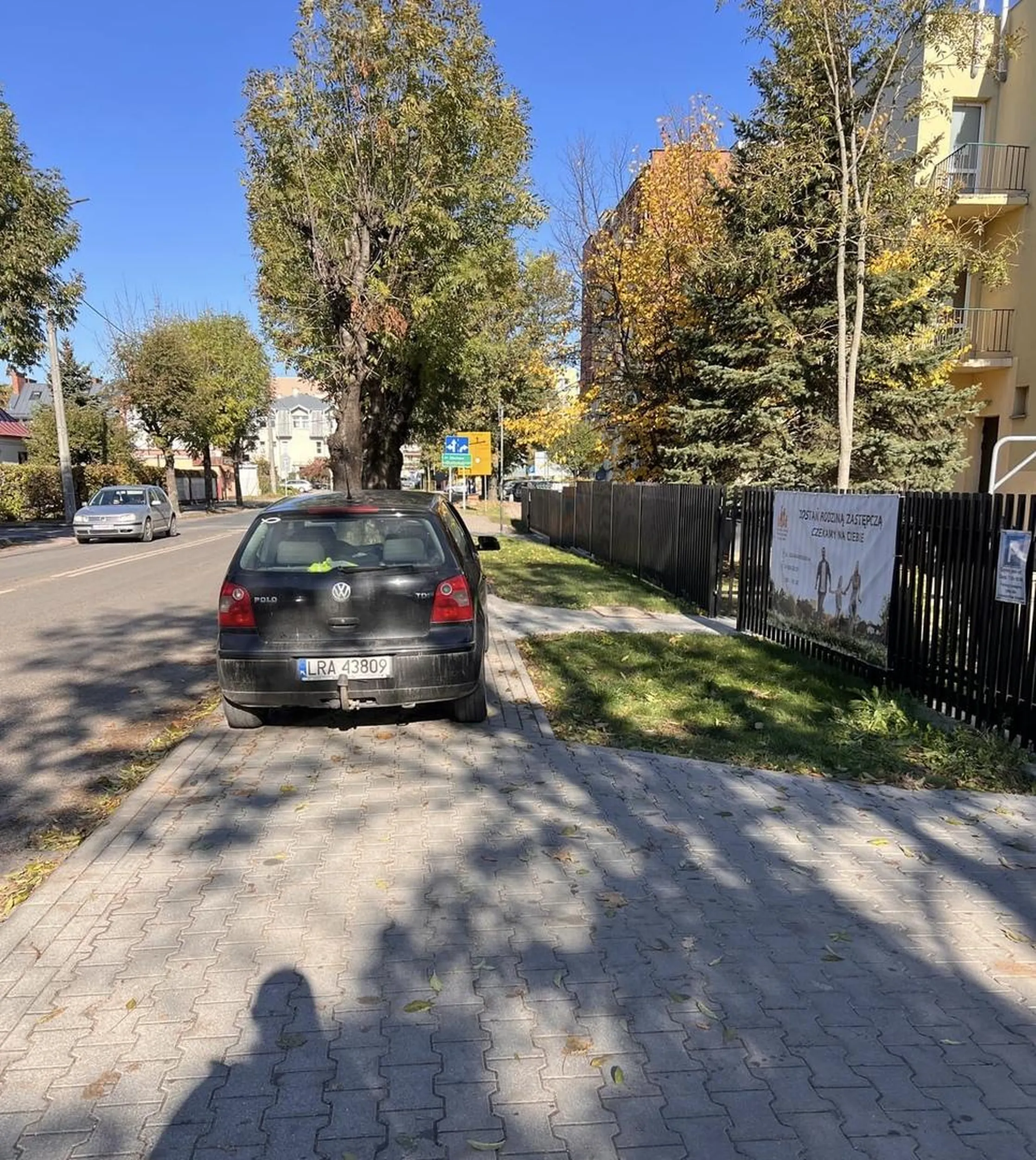 Cały chodnik zablokowany przez jaśnie pana.