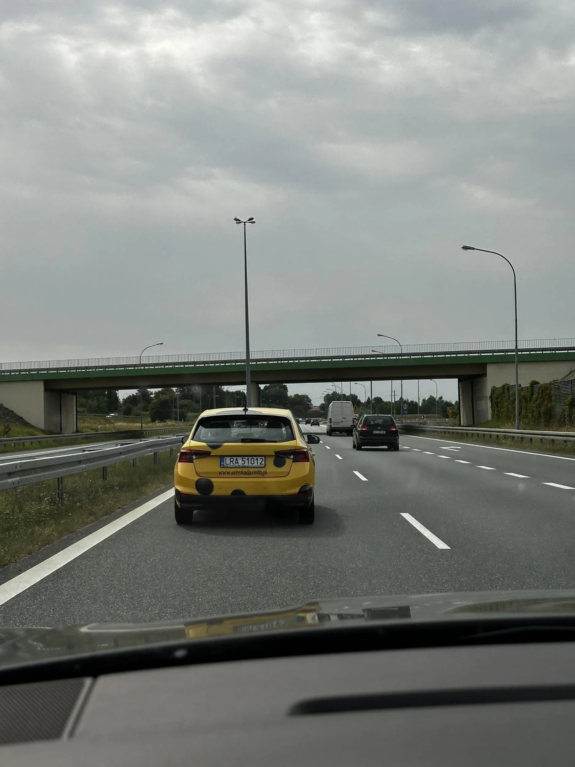 Uwaga Psychopata za kierownicą tej służbowej Skody Fabii. Najpierw wyprzedza 2 auta na zakręcie. A później nie trzyma odstępu przed autem poprzedzającym tzw jazda na zderzaku. Nagranie leci na policję i do pracodawcy