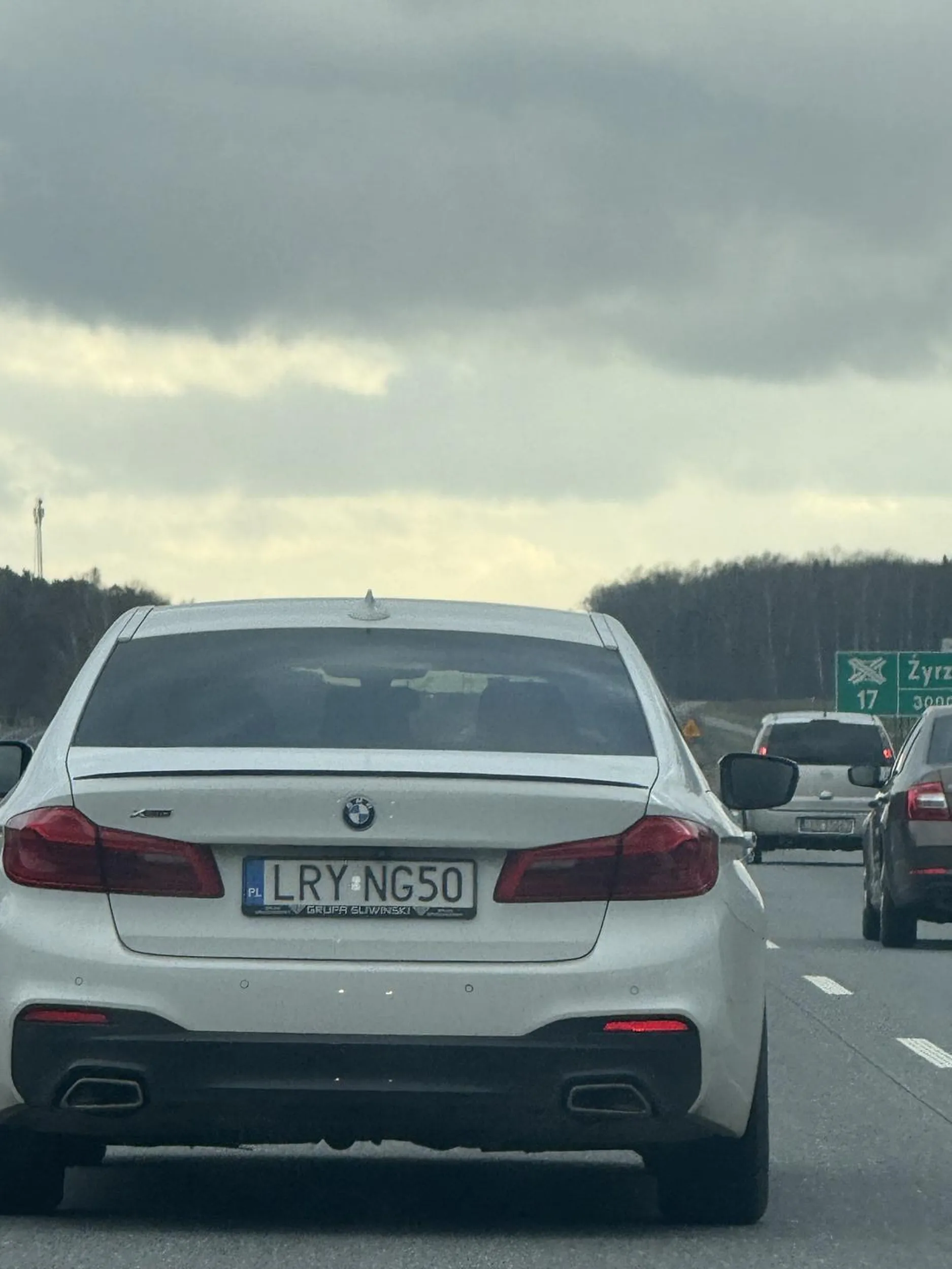 Właściciel pojazdu chyba ma naprawdę małe przyrodzenie. Władca lewego pasa, oświetla długimi, używa sygnału dźwiękowego w nieuzasadnionej sytuacji (jadąc drogą ekspresową z dużym natężeniem ruchu), stwarza zagrożenie na drodze. Nagranie z kamerki trafi do właściwych służb
