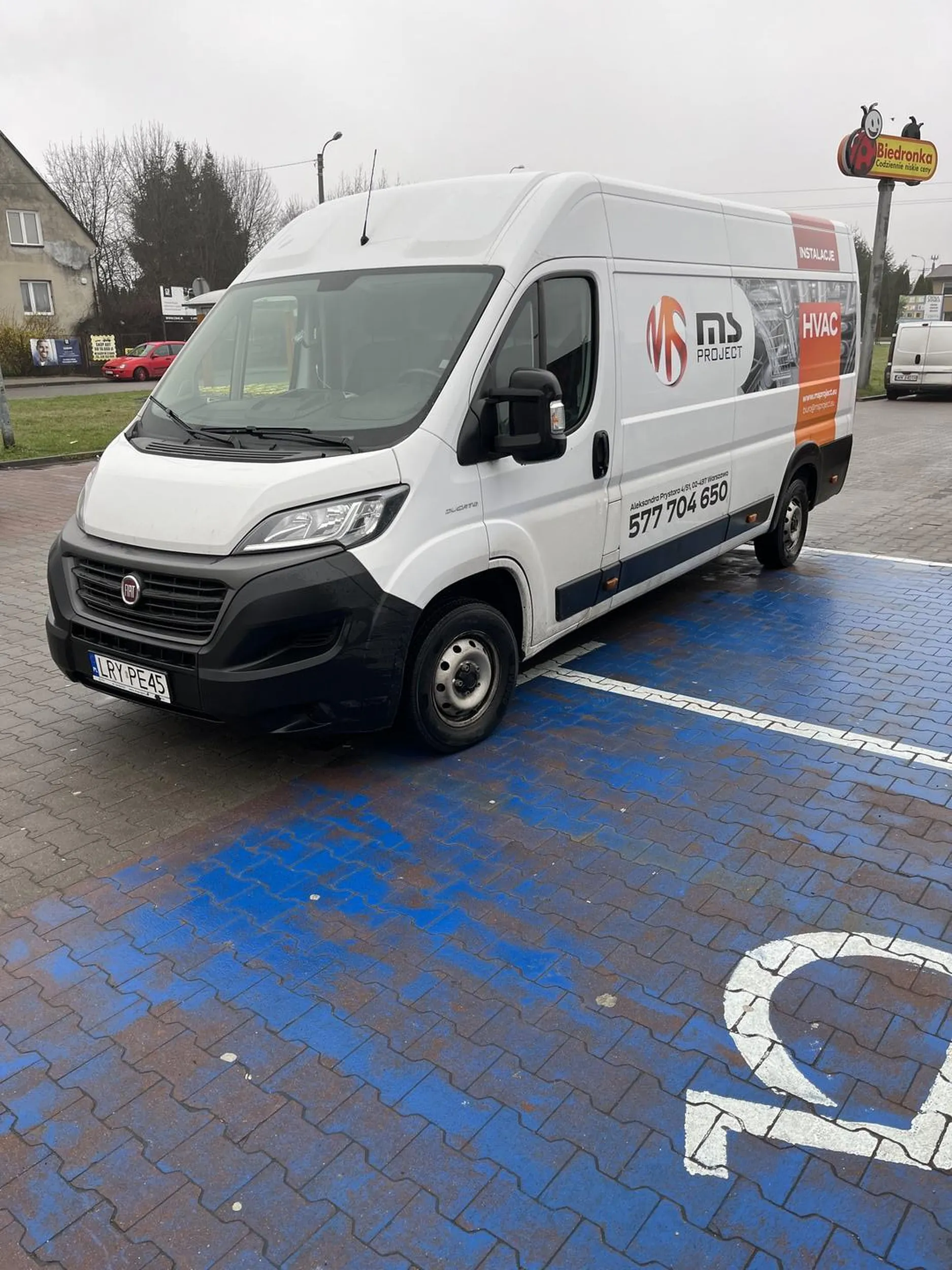 Pan z lekkim upośledzeniem nie potrafi parkować nawet na miejscach dla niepełnosprawnych.