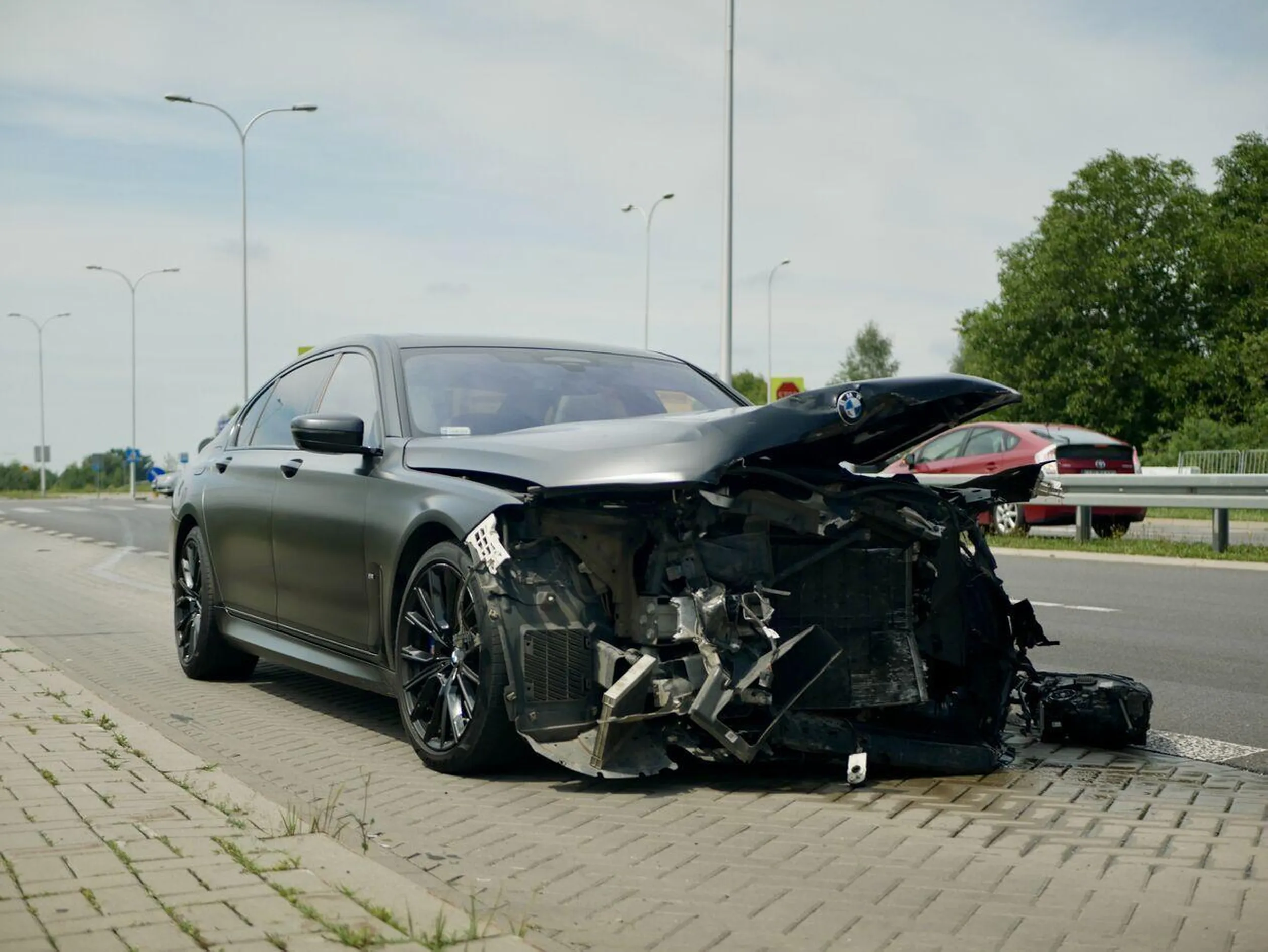 Do zdarzenia doszło 17 lipca 2024r o godz. 12.15 na lubelskim skrzyżowaniu. W kolizji brały udział trzy pojazdy: Opel, BMW i Volkswagen. Żaden z kierowców nie ucierpiał. - Ze wstępnych ustaleń wynika, że kierujący Passatem podczas skrętu z Bohaterów Września w ulicę Zelwerowicza zderzył się z BMW. Następnie to BMW zderzyło się z Oplem. Kierowcy byli trzeźwi. DLACZEGO NA TYM SKRZYŻOWANIU NIOE MA SYGNALIZACJI ŚWIETLNEJ !!!! Włodarze miasta Lublin czekają na bardziej tragiczne kolizje  ! Kilometr dalej w stronę obwodnicy na skrzyżowaniu z "polną dróżką" ul.Akacjowa sygnalizacja jak byk ! No ale tam pewnie KTOŚ mieszka ..