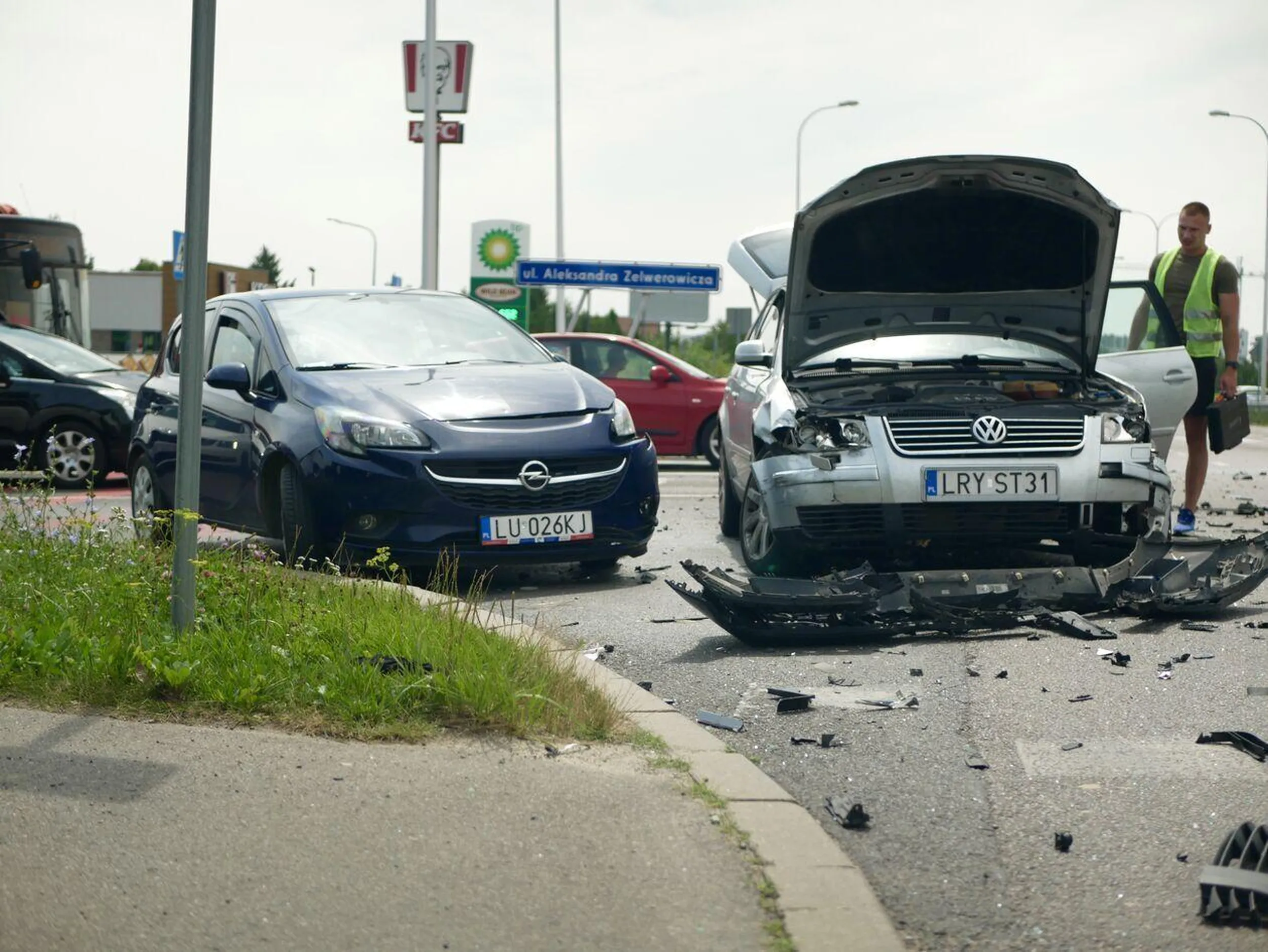 Do zdarzenia doszło 17 lipca 2024r o godz. 12.15 na lubelskim skrzyżowaniu. W kolizji brały udział trzy pojazdy: Opel, BMW i Volkswagen. Żaden z kierowców nie ucierpiał. - Ze wstępnych ustaleń wynika, że kierujący Passatem podczas skrętu z Bohaterów Września w ulicę Zelwerowicza zderzył się z BMW. Następnie to BMW zderzyło się z Oplem. Kierowcy byli trzeźwi. DLACZEGO NA TYM SKRZYŻOWANIU NIOE MA SYGNALIZACJI ŚWIETLNEJ !!!! Włodarze miasta Lublin czekają na bardziej tragiczne kolizje  ! Kilometr dalej w stronę obwodnicy na skrzyżowaniu z "polną dróżką" ul.Akacjowa sygnalizacja jak byk ! No ale tam pewnie KTOŚ mieszka ..