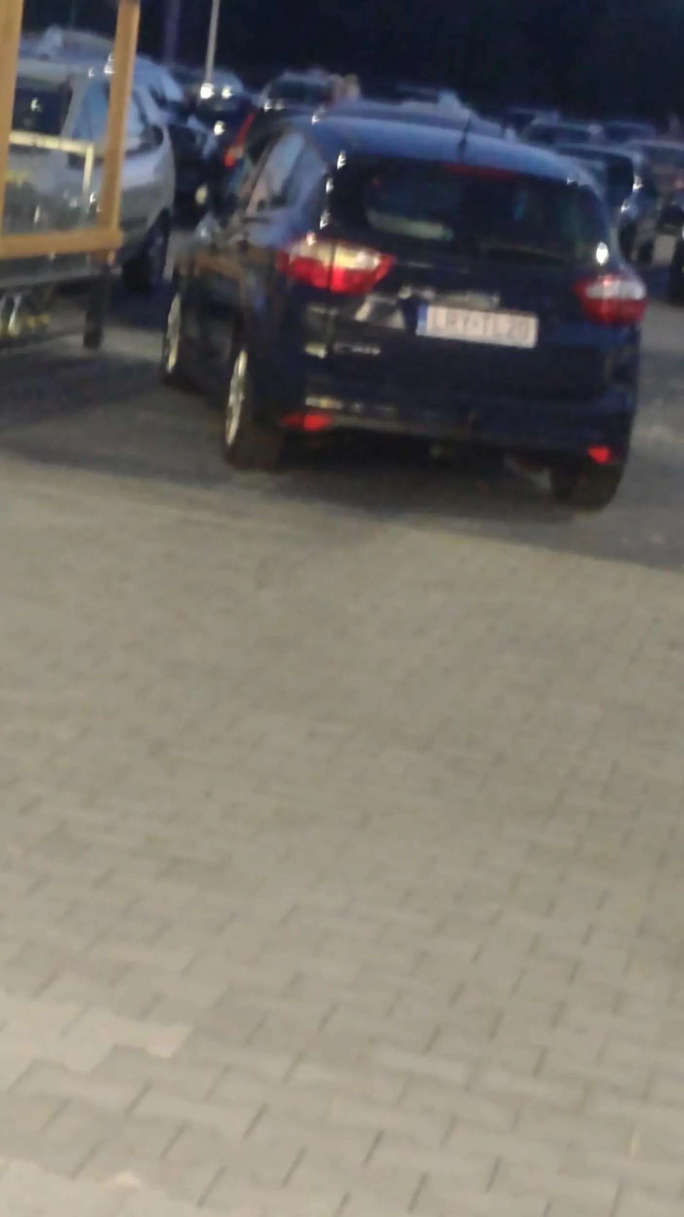 Nie wiem co za ameba społeczna tam parkuje, ale tutaj przydałby się kolejny kurs - bo jest tragicznie, weźcie go pod uwagę gdy spotkacie go na ulicy. (Otwarcie biedronki to się pozabijać trzeba przecież -,-)