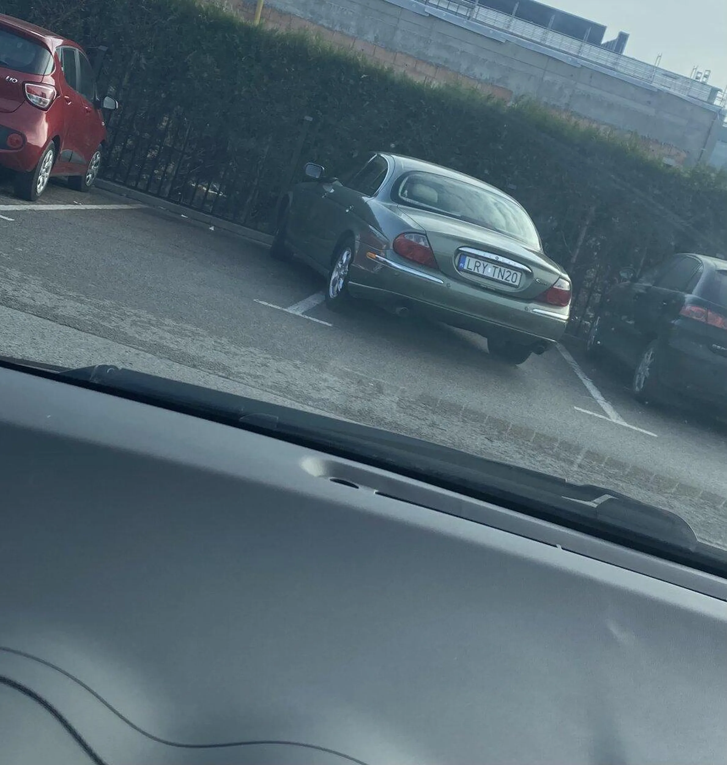 Babsko nieskalane inteligencją .. wjechała i wysiadła nawet do łba jej nie przyszło że wydałoby poprawić.. (Nie nikt przed nią tak nie stał .. 2 miejsca były wolne i ona tak se wjechała i wysiadła)